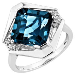 Sunita Nahata Topacio azul de Londres 6.02 ct. Anillo de fantasía en 14KWG con diamante.
