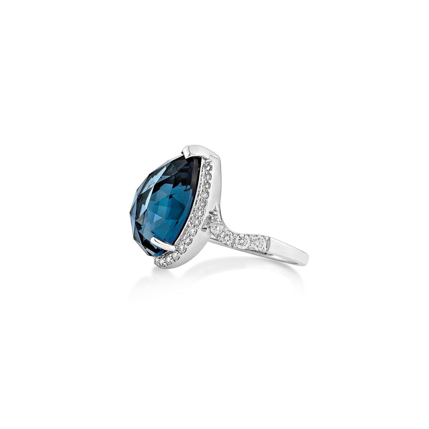 Sunita Nahata London Blauer Topas 8.66 Karat. Fancy Ring in 14KWG mit Diamant. (Tropfenschliff) im Angebot