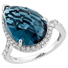 Sunita Nahata London Blauer Topas 8.66 Karat. Fancy Ring in 14KWG mit Diamant.