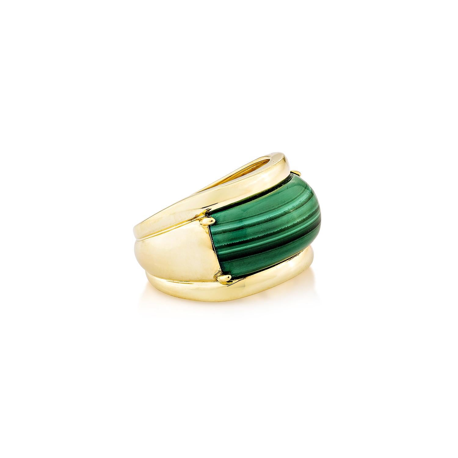 Dieser elegante Ring aus 18-karätigem Weiß- und Gelbgold zeigt die satten, grünen Farbtöne des Malachits. Ein modernes und doch zeitloses Stück, das jedem Outfit einen Hauch von Luxus verleiht.

Malachit Fancy Ring in 18K Weißgelbgold.

Malachit: