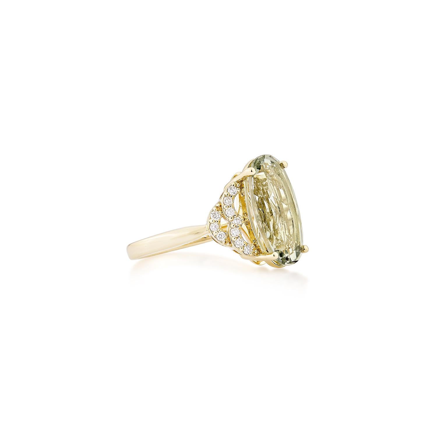 Eleva la tua collezione di gioielli con questo squisito anello da cocktail con quarzo menta e diamanti, realizzato in lussuoso oro giallo 14K. Il centro è costituito da un affascinante quarzo menta dal taglio ovale, che emana una luce morbida ed