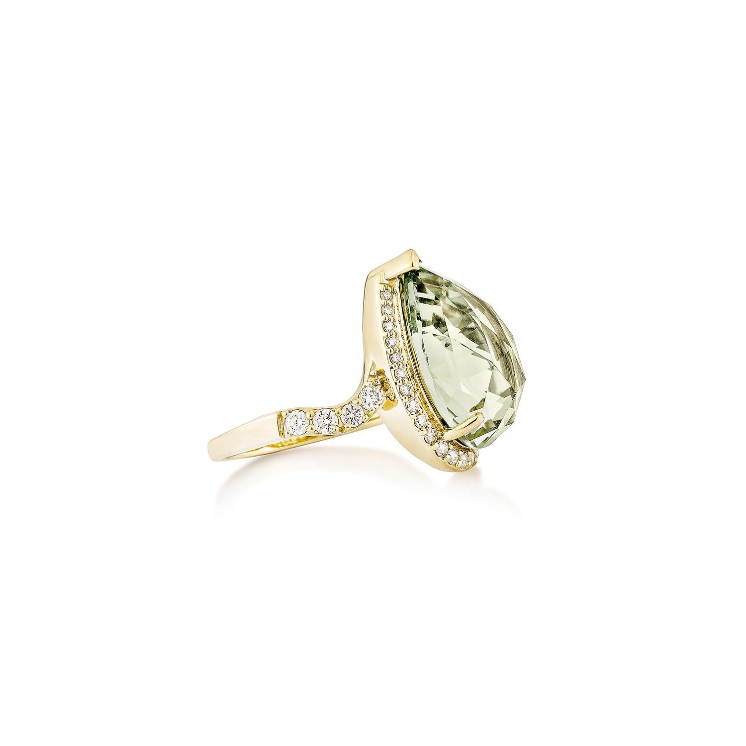Eleva la tua collezione di gioielli con questo squisito anello da cocktail con quarzo menta e diamanti, realizzato in lussuoso oro giallo 14K. Il centro è costituito da un affascinante quarzo menta taglio briolette a pera, che irradia una luce