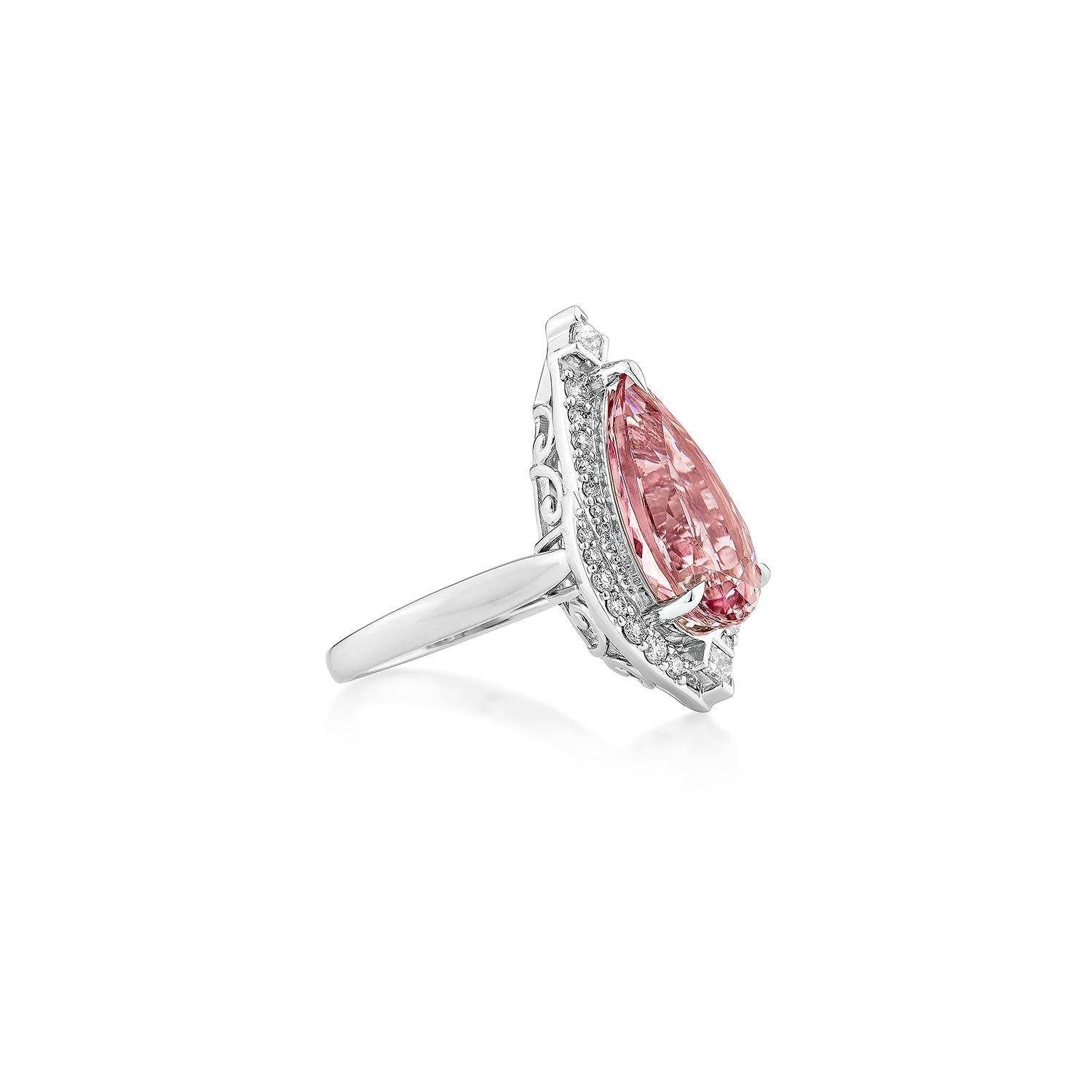Ein anmutiger Ring aus 18 Karat Roségold mit einem birnenförmigen  Morganit, akzentuiert mit funkelnden Diamanten für einen Hauch von zeitloser Eleganz.

Morganit Fancy Ring in 18KRG mit Diamant.

Rosa Morganit: 5,15 Karat, 16,10X9,20X6,50 mm groß,