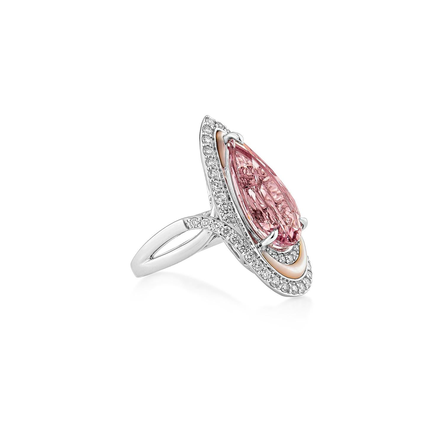 Gracieuse bague en or blanc (18K) ornée d'un diamant en forme de poire.  morganite, rehaussée de nacre rose et de diamants étincelants pour une touche d'élégance intemporelle.

Bague fantaisie en Morganite en or blanc 18 carats avec nacre et