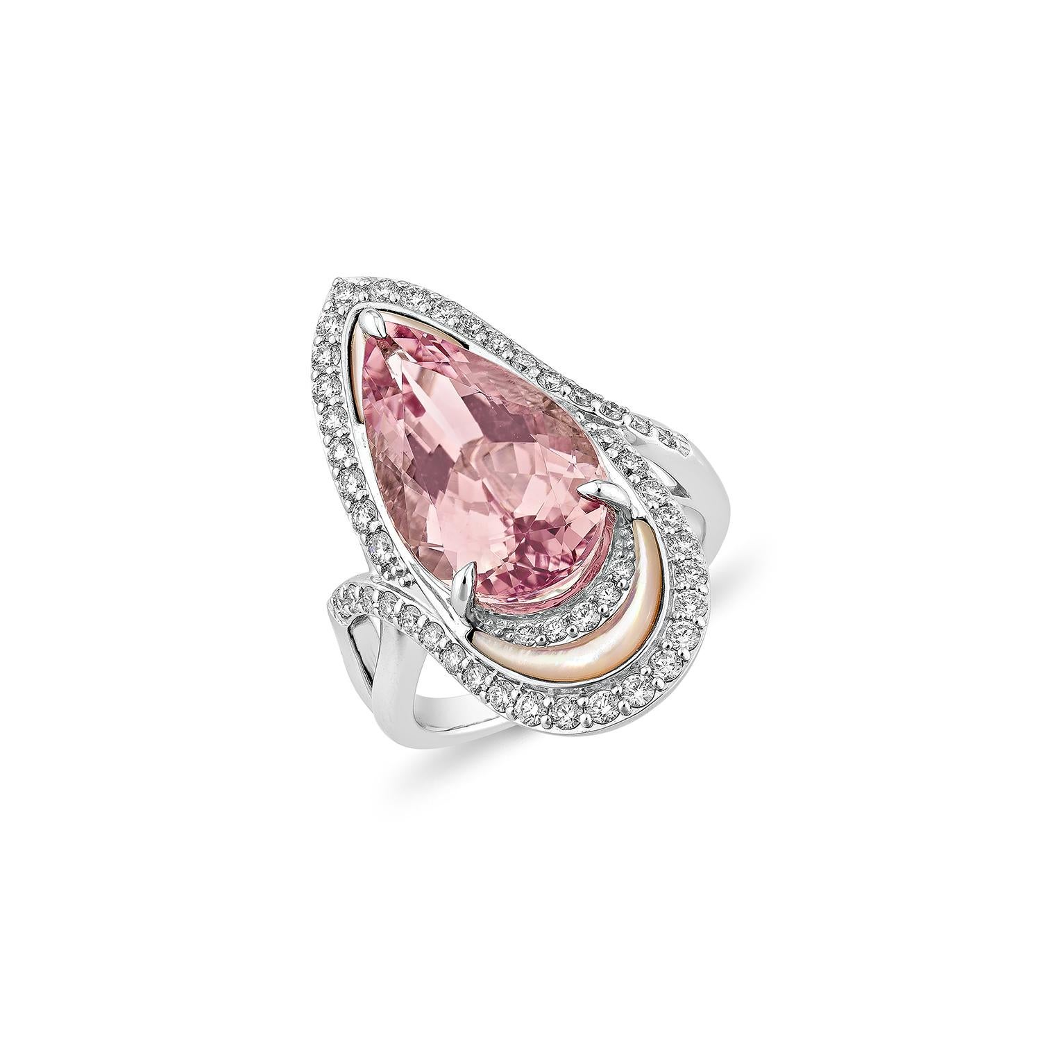 Contemporain Sunita Nahata Morganite 6.02 carats Bague fantaisie en 18 carats avec perle et diamant. en vente