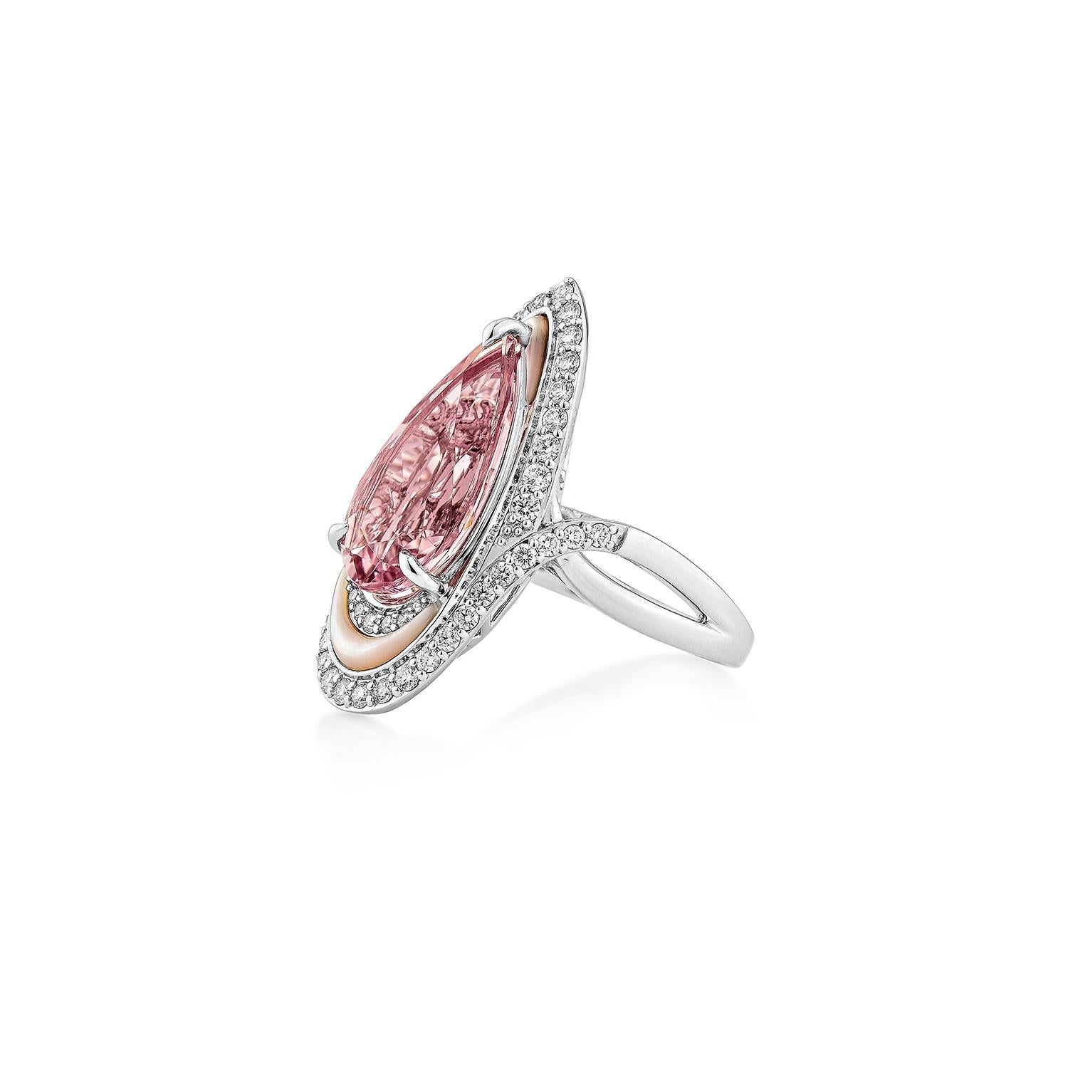 Taille poire Sunita Nahata Morganite 6.02 carats Bague fantaisie en 18 carats avec perle et diamant. en vente