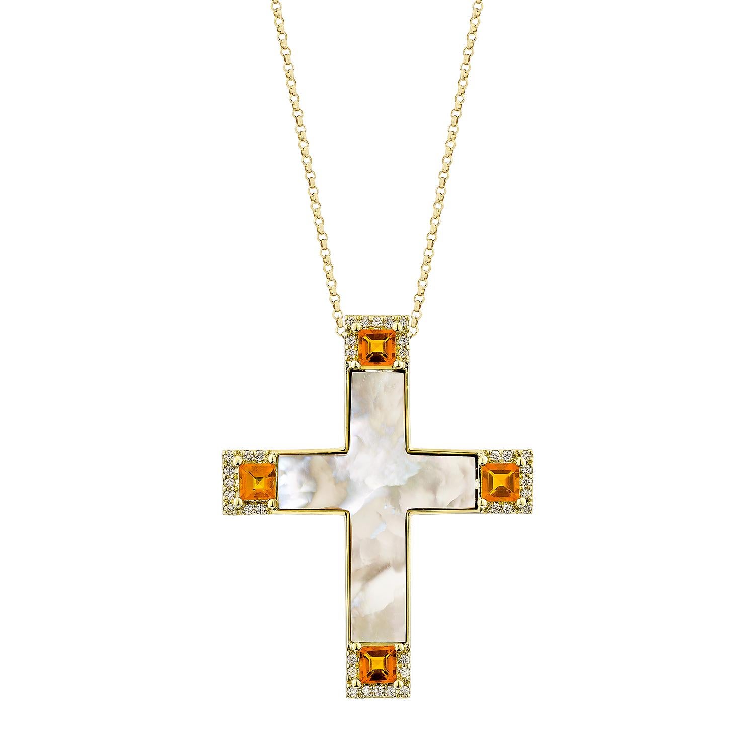 Elaborado en oro amarillo de 14 quilates, este llamativo colgante en forma de cruz presenta una luminosa incrustación de nácar en el centro, acentuada por vívidos granates de espesartita en cada extremo. Un halo de diamantes blancos añade un toque