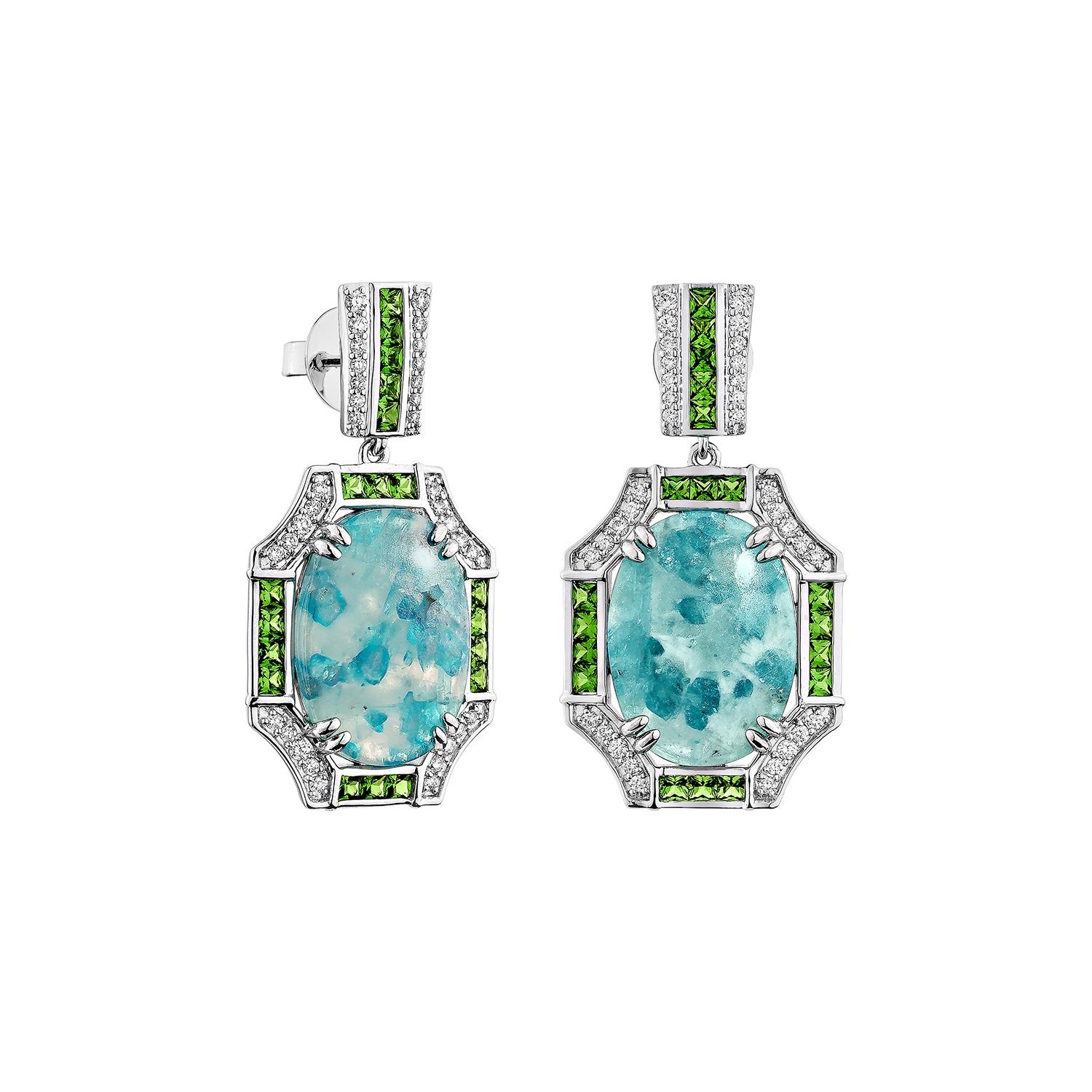 Un'accattivante dichiarazione di orecchini a goccia con una squisita tormalina Paraiba al centro, famosa per la sua vivida tonalità oceanica e le sue inclusioni naturali uniche. Racchiuso in una scintillante aureola di diamanti a taglio brillante,