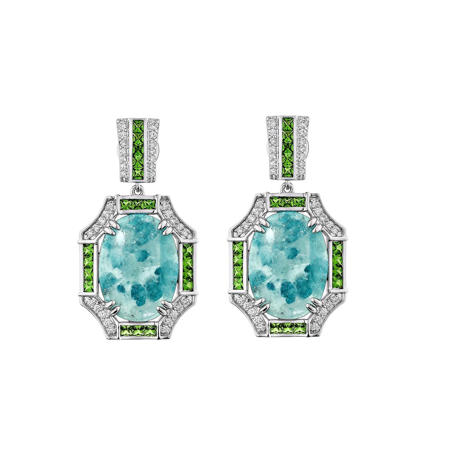 Contemporaneo Sunita Nahata Paraiba 16.35ct. Orecchini in 18KWG con tsavorite e diamante. in vendita