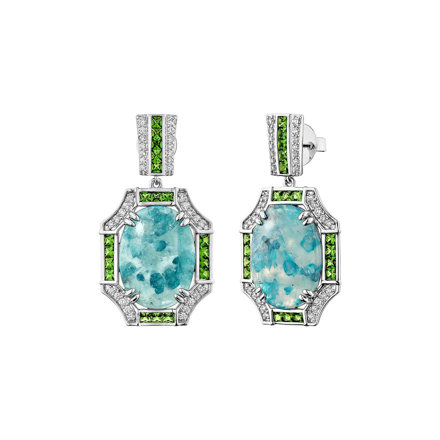 Taglio ovale Sunita Nahata Paraiba 16.35ct. Orecchini in 18KWG con tsavorite e diamante. in vendita