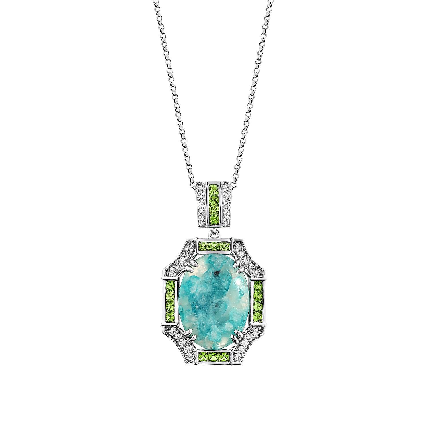 Un ciondolo accattivante con una squisita tormalina Paraiba, famosa per la sua vivace tonalità oceanica e le sue inclusioni naturali uniche. Racchiuso in una scintillante aureola di diamanti a taglio brillante, questo capolavoro è ulteriormente