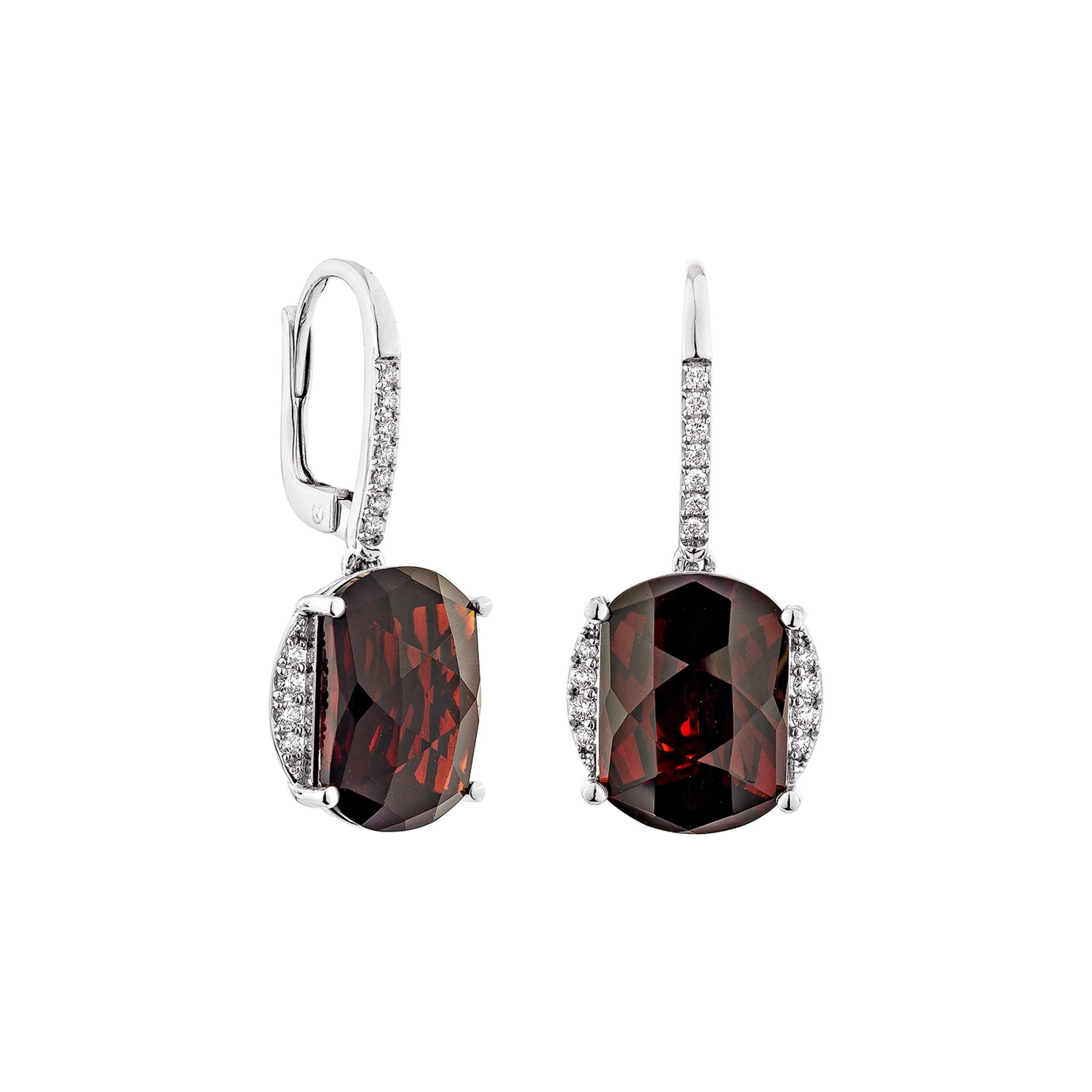 Gli orecchini con granato rosso sono perfetti per chi vuole indossarli in qualsiasi occasione o celebrazione. Il suo accattivante granato e il diamante bianco incastonato in oro bianco 14 carati sono destinati a incantare i cuori e a elevare