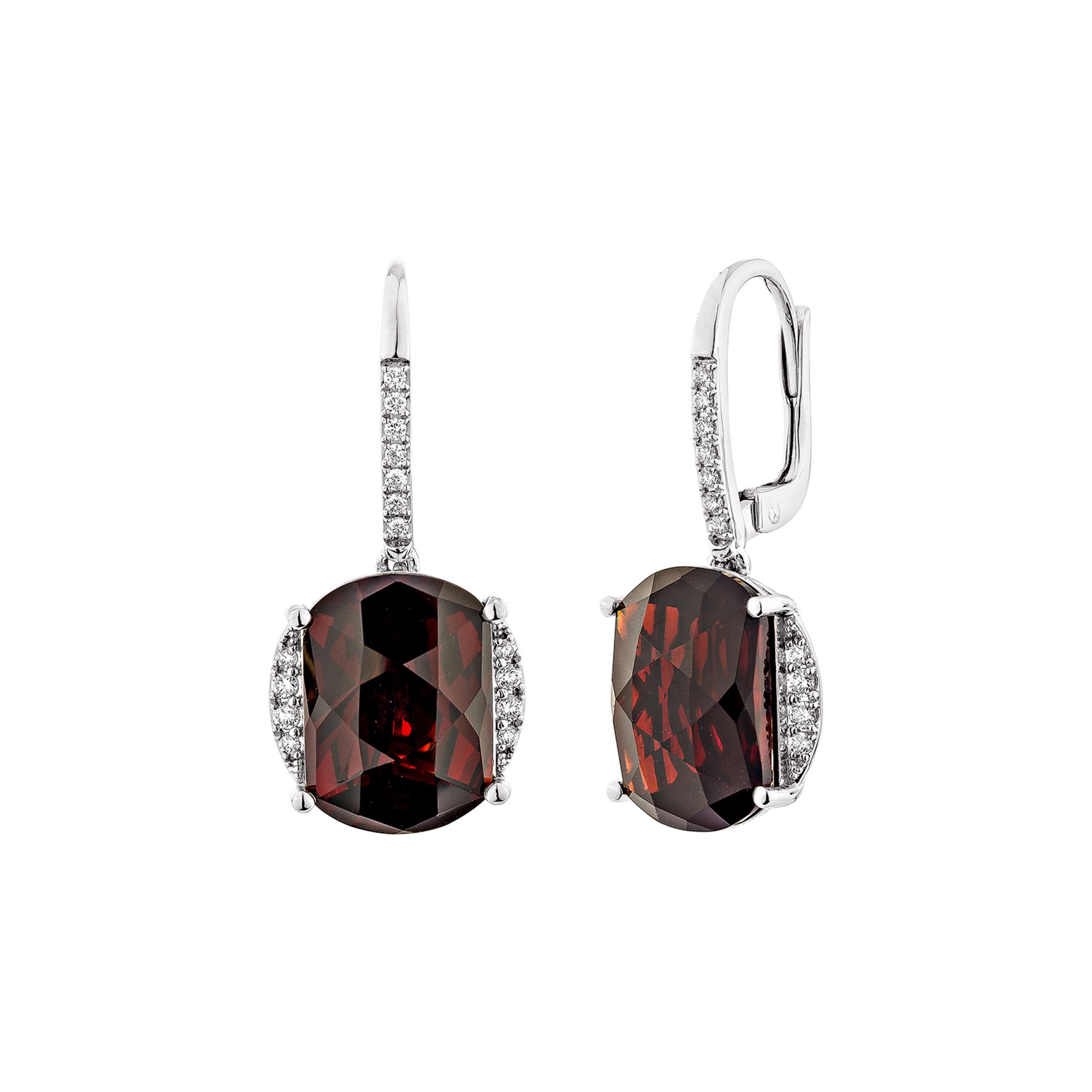 Taglio ovale Granato rosso Sunita Nahata 16.10ct. Orecchini in 14KWG con diamante. in vendita