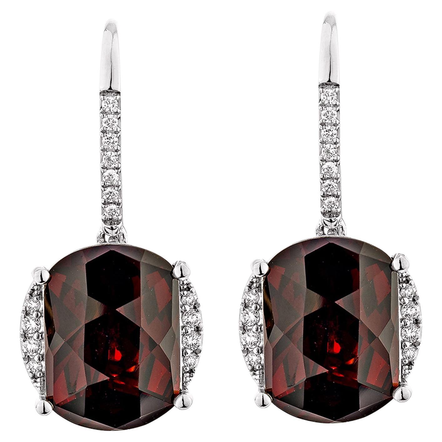 Sunita Nahata Roter Granat 16.10ct. Ohrringe in 14KWG mit Diamanten.