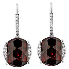 Sunita Nahata Granate rojo 16.10ct. Pendientes en 14KWG con Diamante.