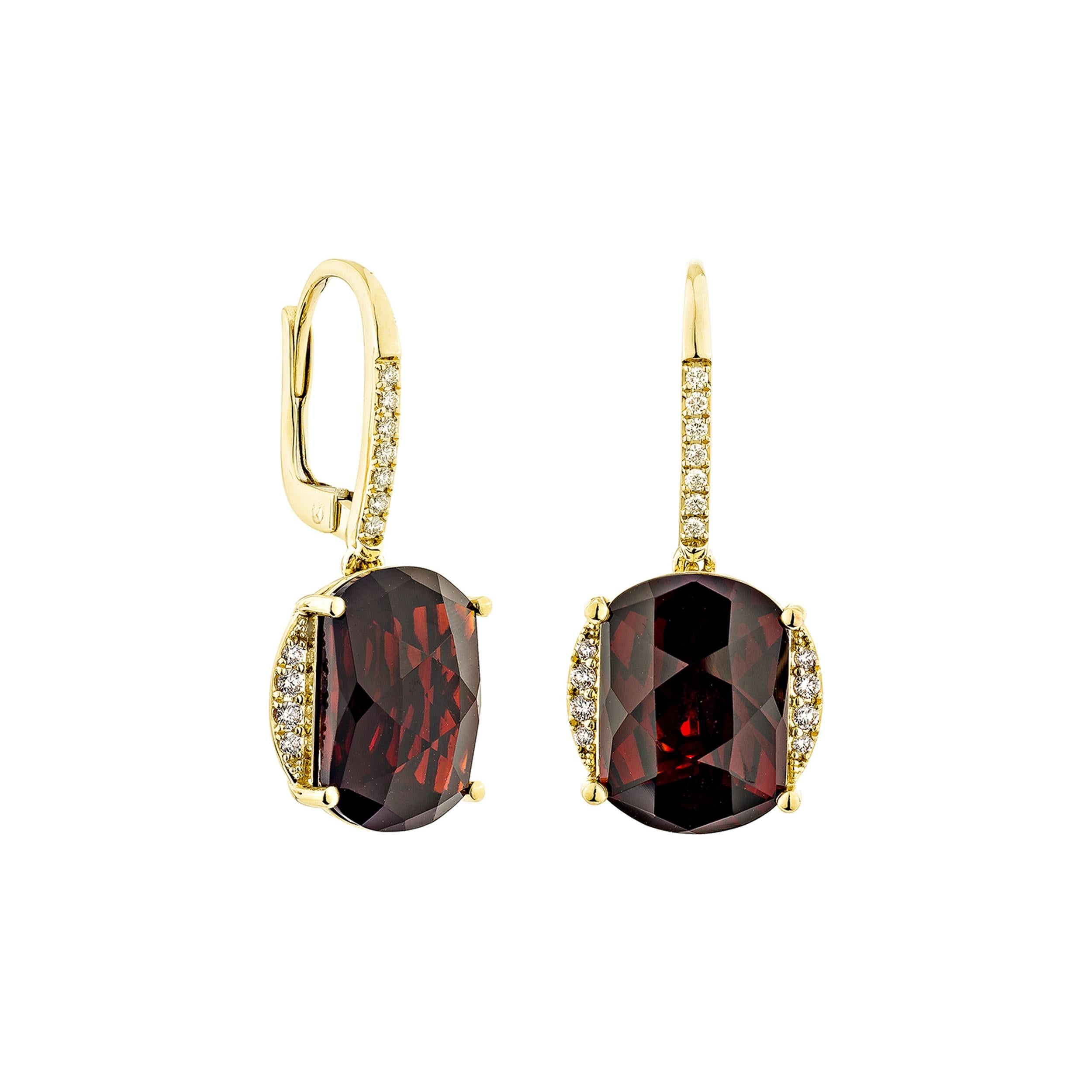 Gli orecchini con granato rosso sono perfetti per chi vuole indossarli in qualsiasi occasione o celebrazione. Il suo accattivante granato e il diamante bianco incastonato in oro giallo 14 carati sono destinati a incantare i cuori e a elevare