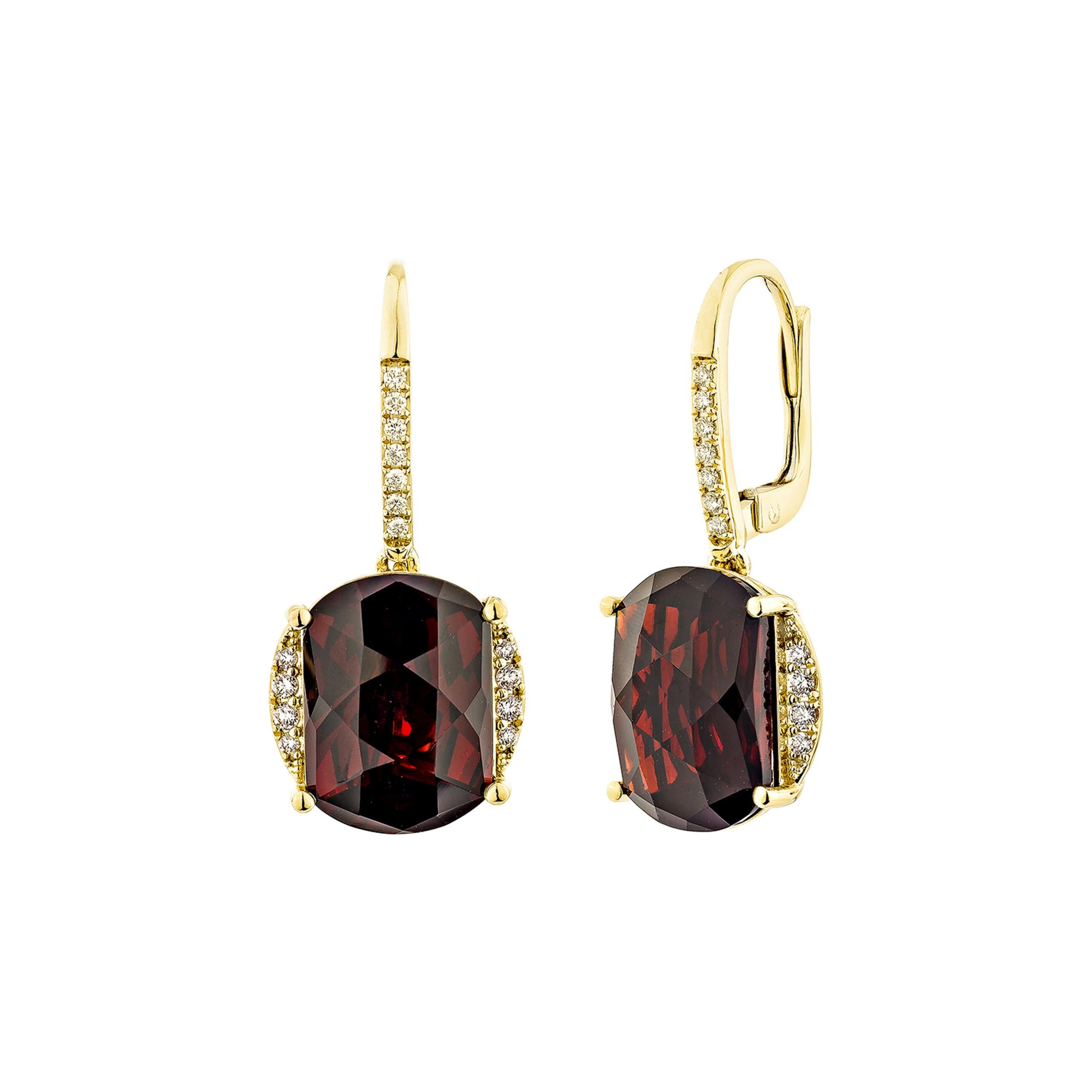 Taglio ovale Granato rosso Sunita Nahata 16.44ct. Orecchini in 14KYG con diamante. in vendita