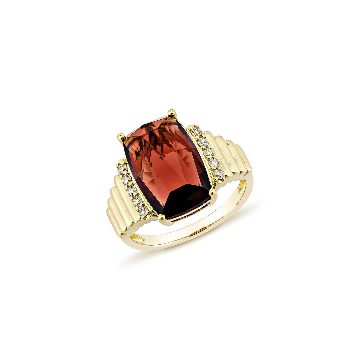 Sunita Nahata Granate rojo 5.85ct. Anillo de fantasía en 14KYG con diamante. Contemporáneo en venta