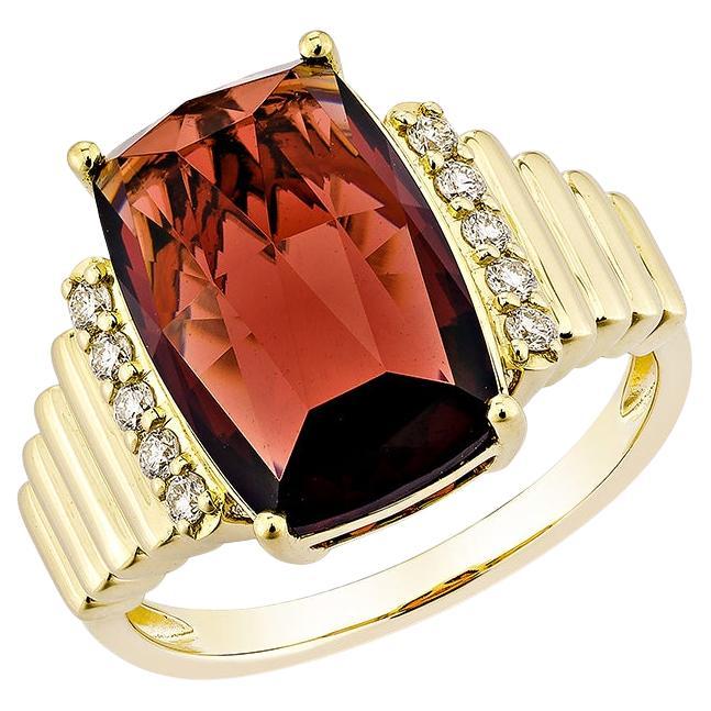 Sunita Nahata Roter Granat 5.85ct. Fancy Ring in 14KYG mit Diamant.