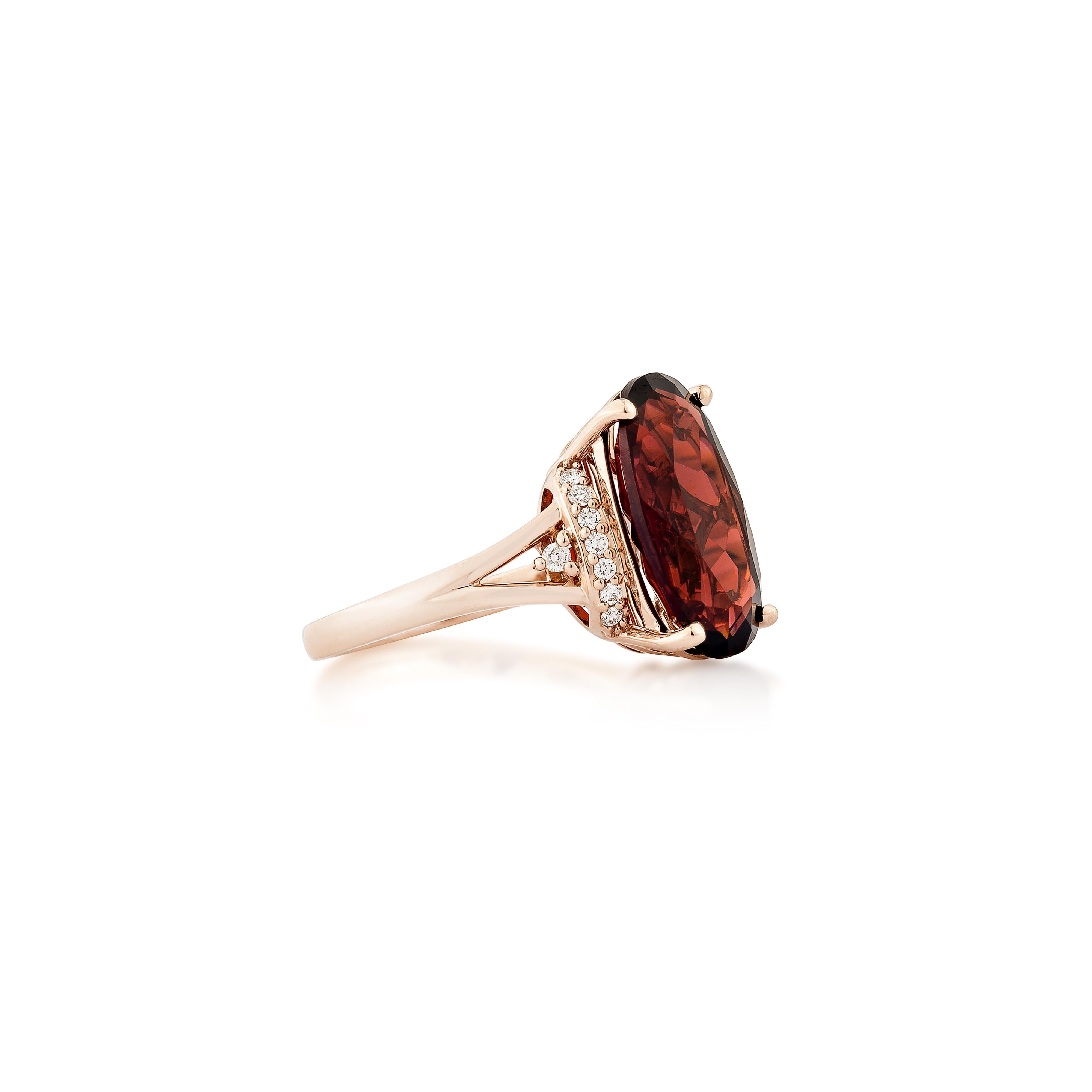 Präsentiert Ein ausgefallener Ring aus rotem Granat ist perfekt für Menschen, die ihn zu jeder Gelegenheit oder Feier tragen wollen. Sein bezaubernder Granat und weißer Diamant, gefasst in 14-karätigem Roségold, verzaubert die Herzen und erhebt