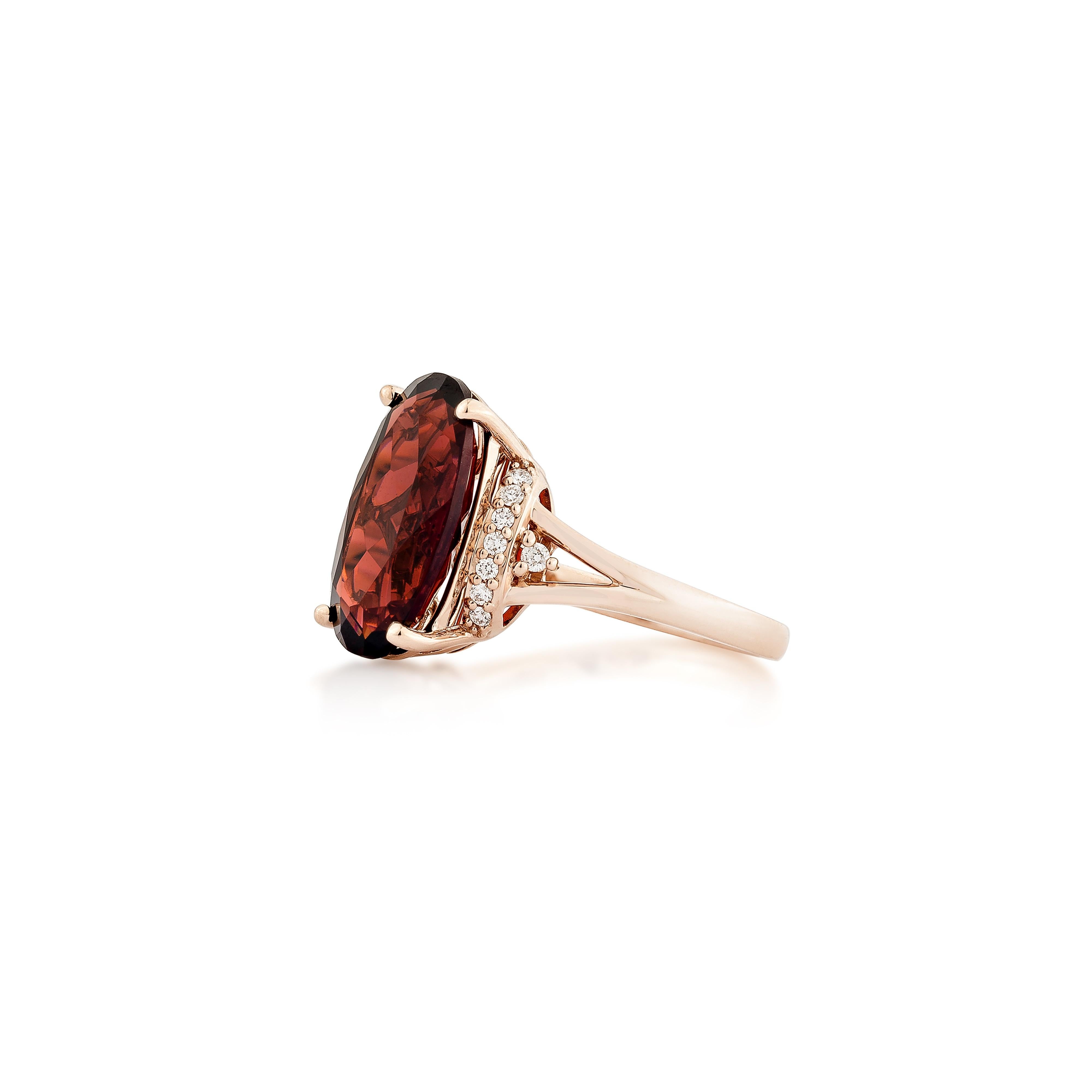 Sunita Nahata Roter Granat 6.02ct. Fancy Ring aus 14KRG mit weißem Diamant. (Ovalschliff) im Angebot