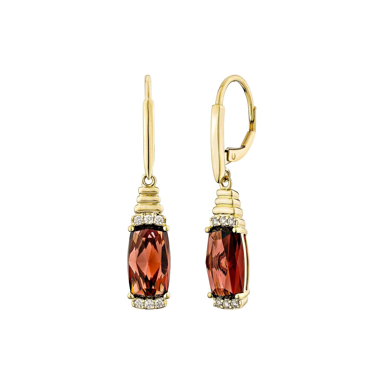 Sunita Nahata Roter Granat 6.71ct. Ohrringe aus 14 Karat Gelbgold mit Diamant. (Kissenschliff) im Angebot