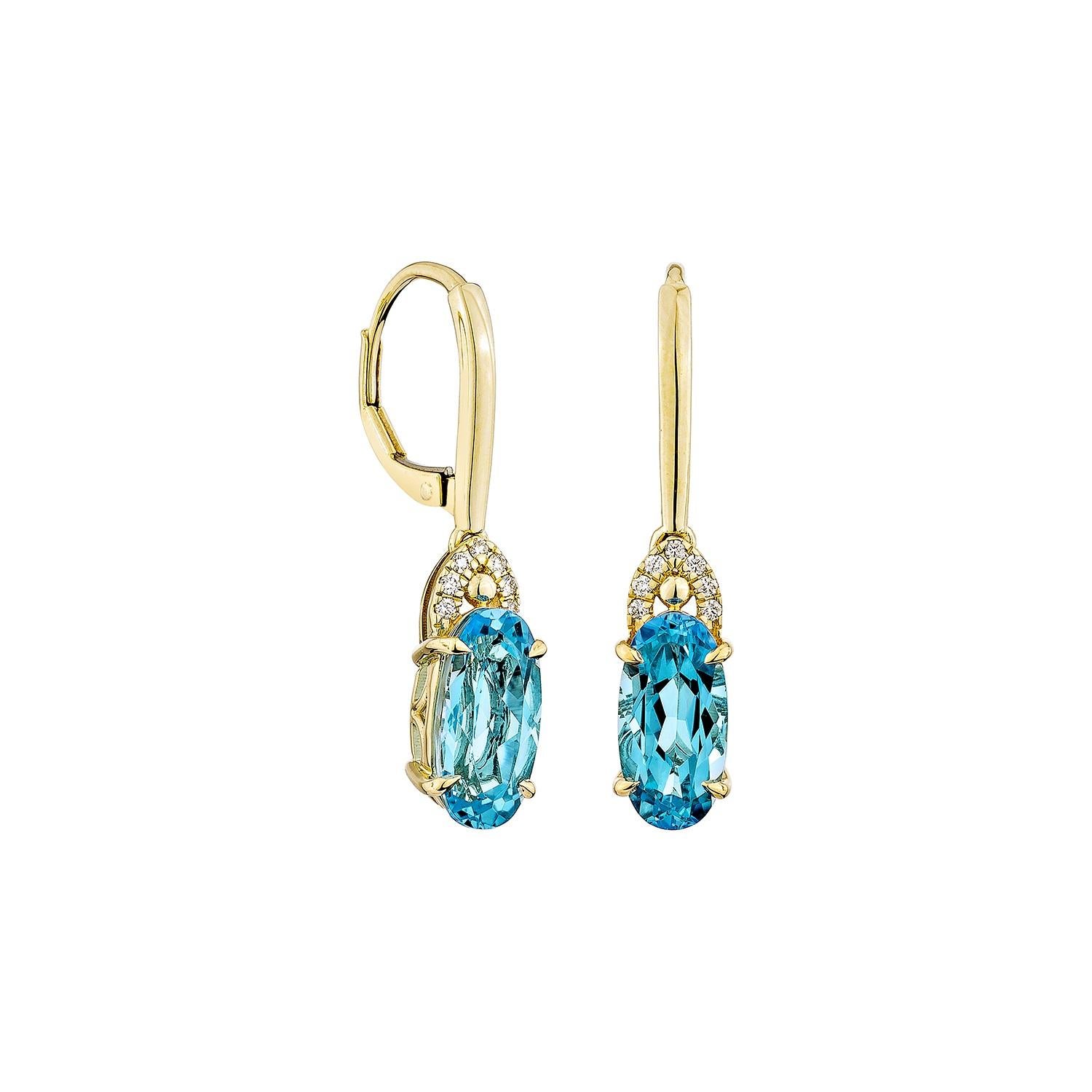 Rayonnant d'un charme vibrant, ces boucles d'oreilles gouttes mettent en valeur des pierres précieuses topazes bleues suisses de forme ovale, magnifiquement complétées par des diamants blancs étincelants. Serties dans de l'or jaune 14 carats, elles