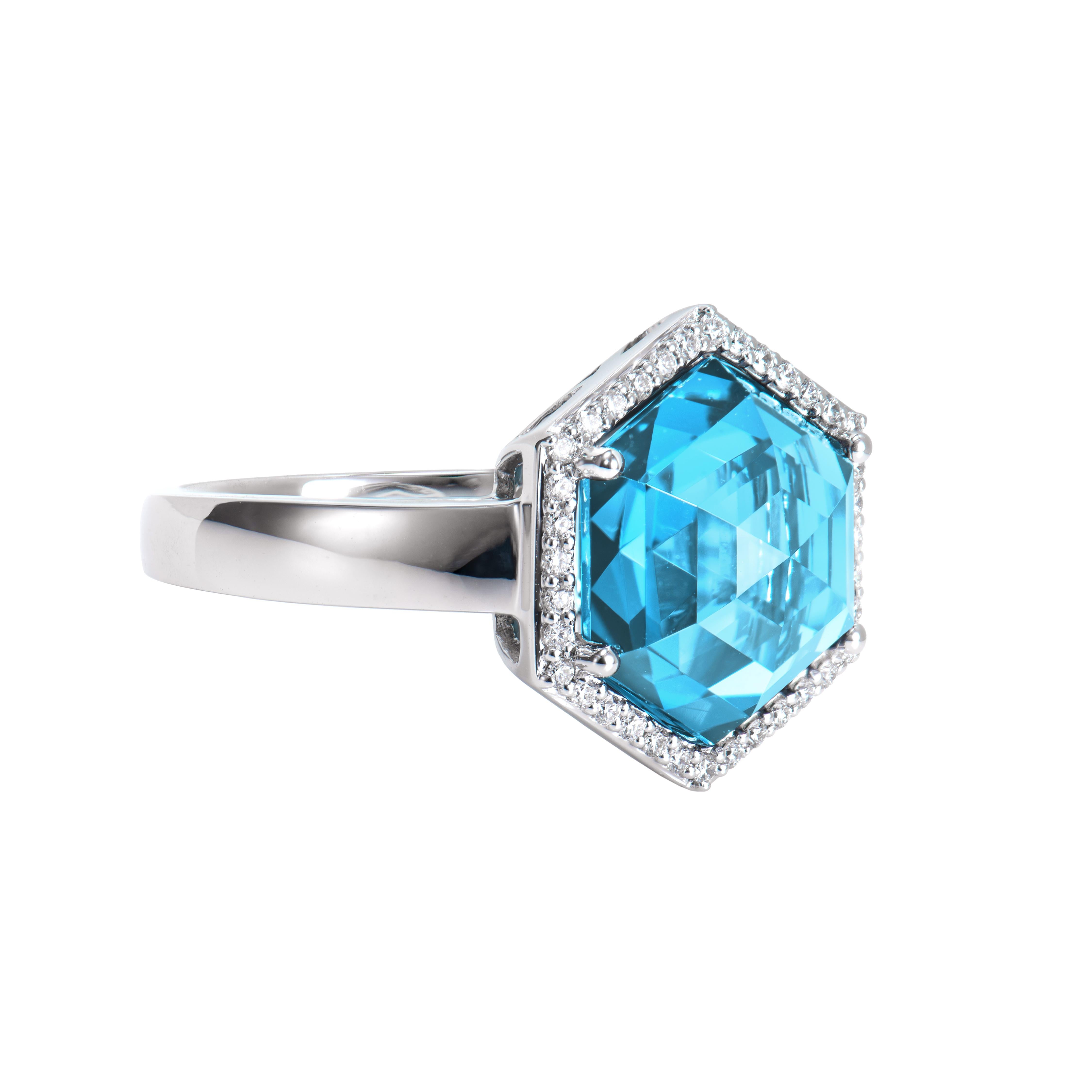 Dies ist ein ausgefallener Schweizer Blautopas  Ring in Sechseck Briolette Form lila Farbton. Der Ring ist elegant und kann zu vielen Anlässen getragen werden. Der Schweizer Blautopas rund um den Ring trägt zur Schönheit und Eleganz des Rings bei.
 