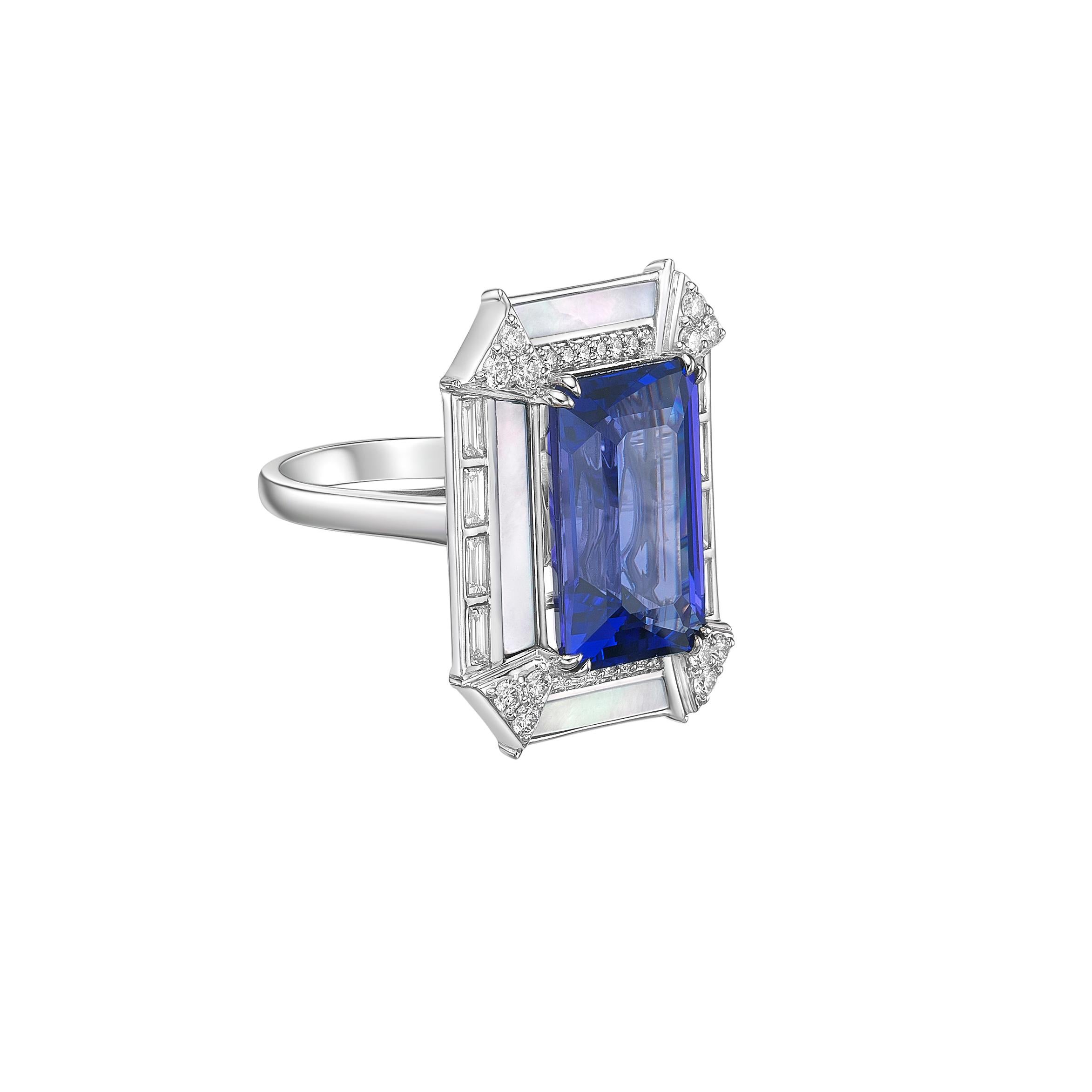 Une captivante bague fantaisie en tanzanite de taille émeraude en or blanc 18 carats, magnifiquement encadrée de nacre et rehaussée de diamants étincelants. Une pièce maîtresse raffinée et luxueuse pour toute collection.

Bague en Tanzanite en or