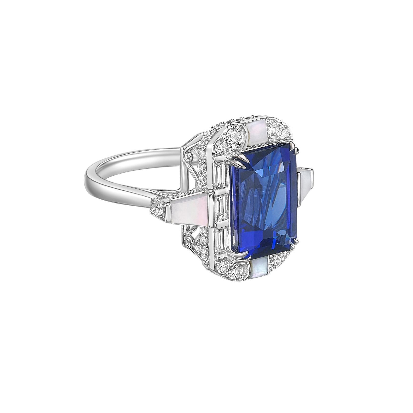 Un affascinante anello fantasia con tanzanite taglio smeraldo in oro bianco 18 carati, splendidamente incorniciato da madreperla e impreziosito da diamanti scintillanti. Un centrotavola raffinato e lussuoso per qualsiasi collezione.

Anello con