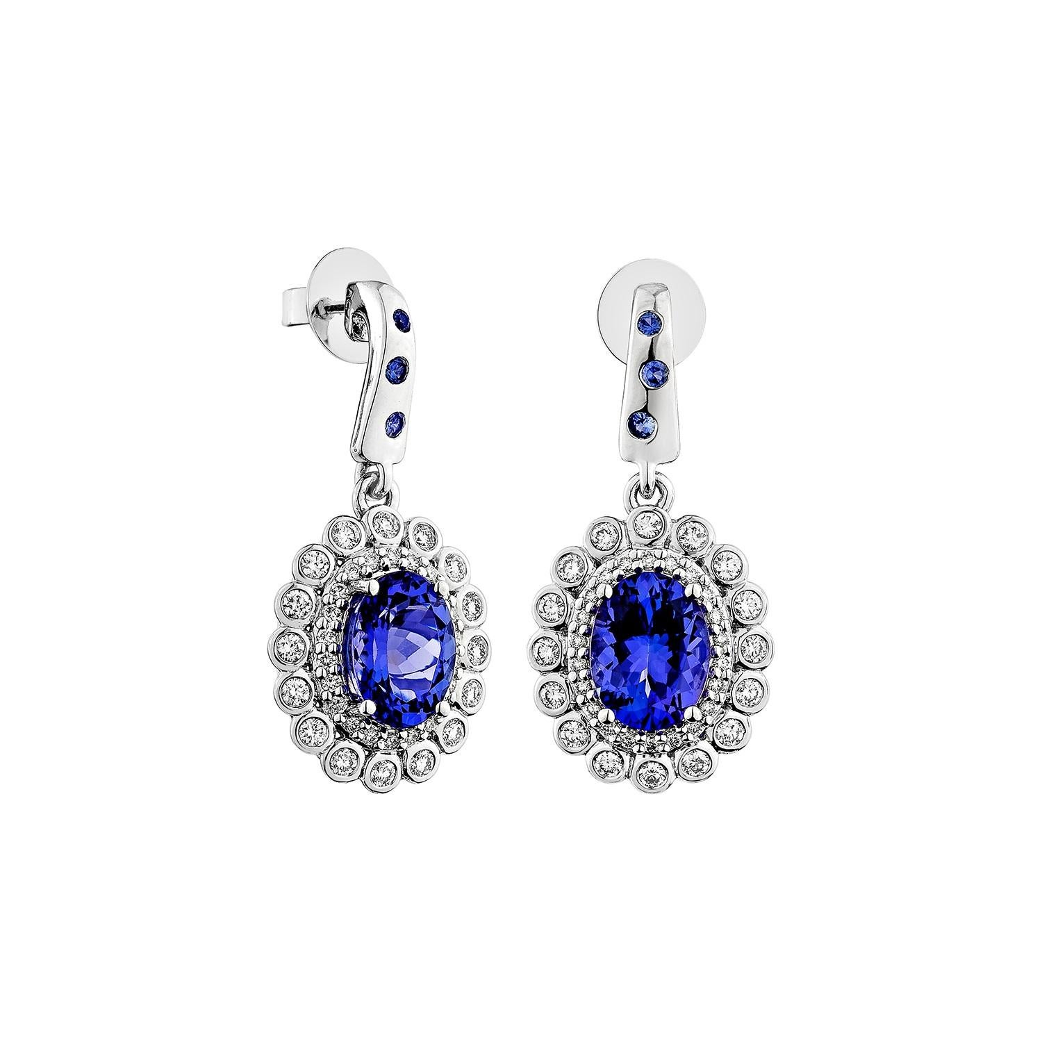 Questa collezione presenta una selezione delle più stuzzicanti tanzaniti. Un design unico con diamanti rotondi. Le ricche sfumature blu-viola di questa pietra preziosa con zaffiro blu e diamanti incastonati nell'oro bianco danno vita a un look ricco