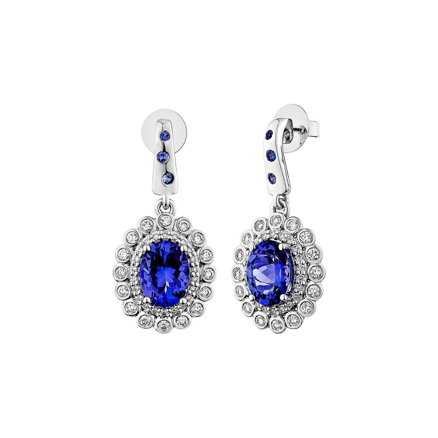 Taglio ovale Sunita Nahata Tanzanite e Zaffiro 2.82ct. Orecchini a goccia in 18KWG con diamante. in vendita
