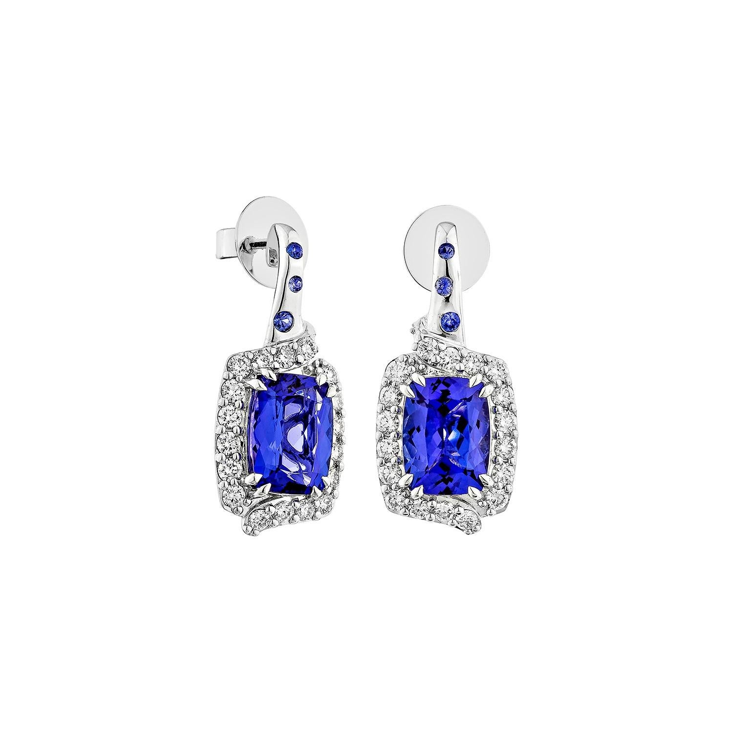 Questa collezione presenta una selezione delle più stuzzicanti tanzaniti. Un design unico con diamanti rotondi. Le ricche sfumature blu-viola di questa pietra preziosa con zaffiro blu e diamanti incastonati nell'oro bianco danno vita a un look ricco