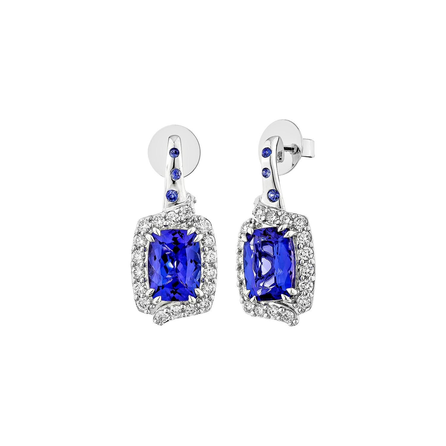 Taglio cuscino Sunita Nahata Tanzanite e Zaffiro 2.89ct. Orecchini a goccia in 18KWG con diamante. in vendita