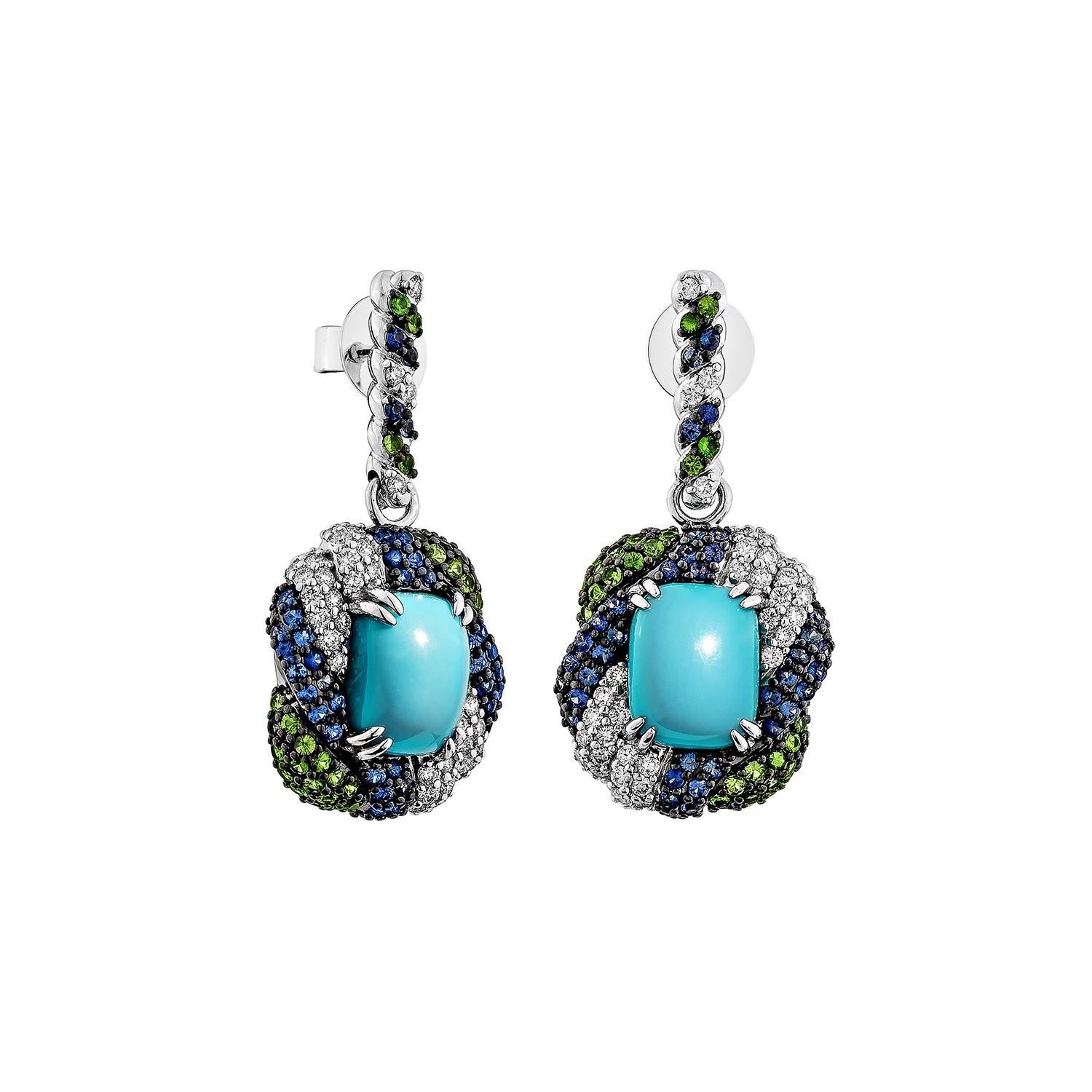 Eleganti orecchini a goccia in turchese realizzati in oro bianco 14K, con centri di turchese cabochon liscio avvolti da un suggestivo turbinio di zaffiri blu, tsavoriti e diamanti scintillanti. Un design artistico e vivace che unisce colori vivaci e