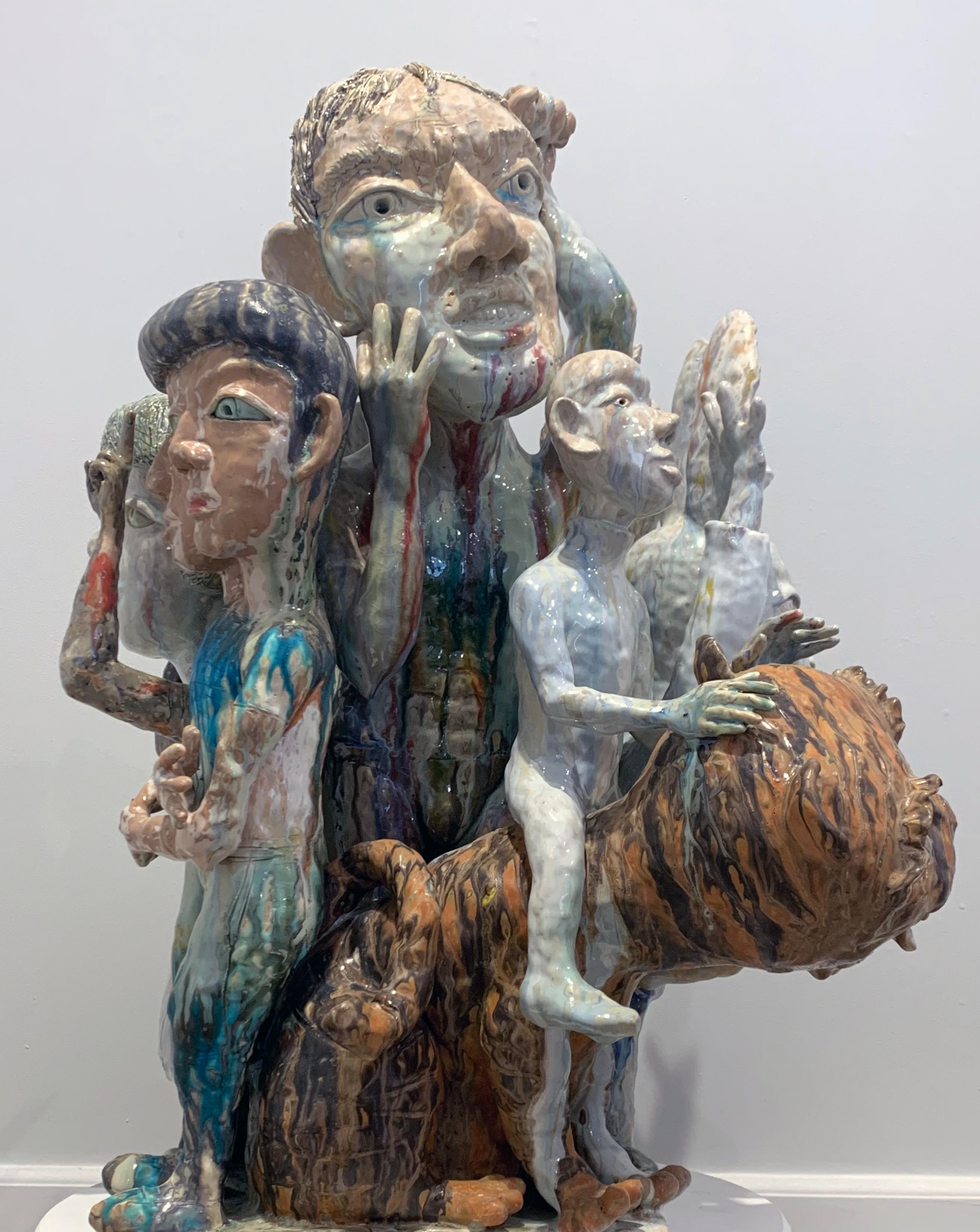 Las esculturas de cerámica de SunKoo Yuh se componen de agrupaciones apretadas de diversas formas, como plantas, animales, peces y figuras humanas. Aunque el arte coreano, el budismo y las creencias confucianas informan algunos aspectos de su