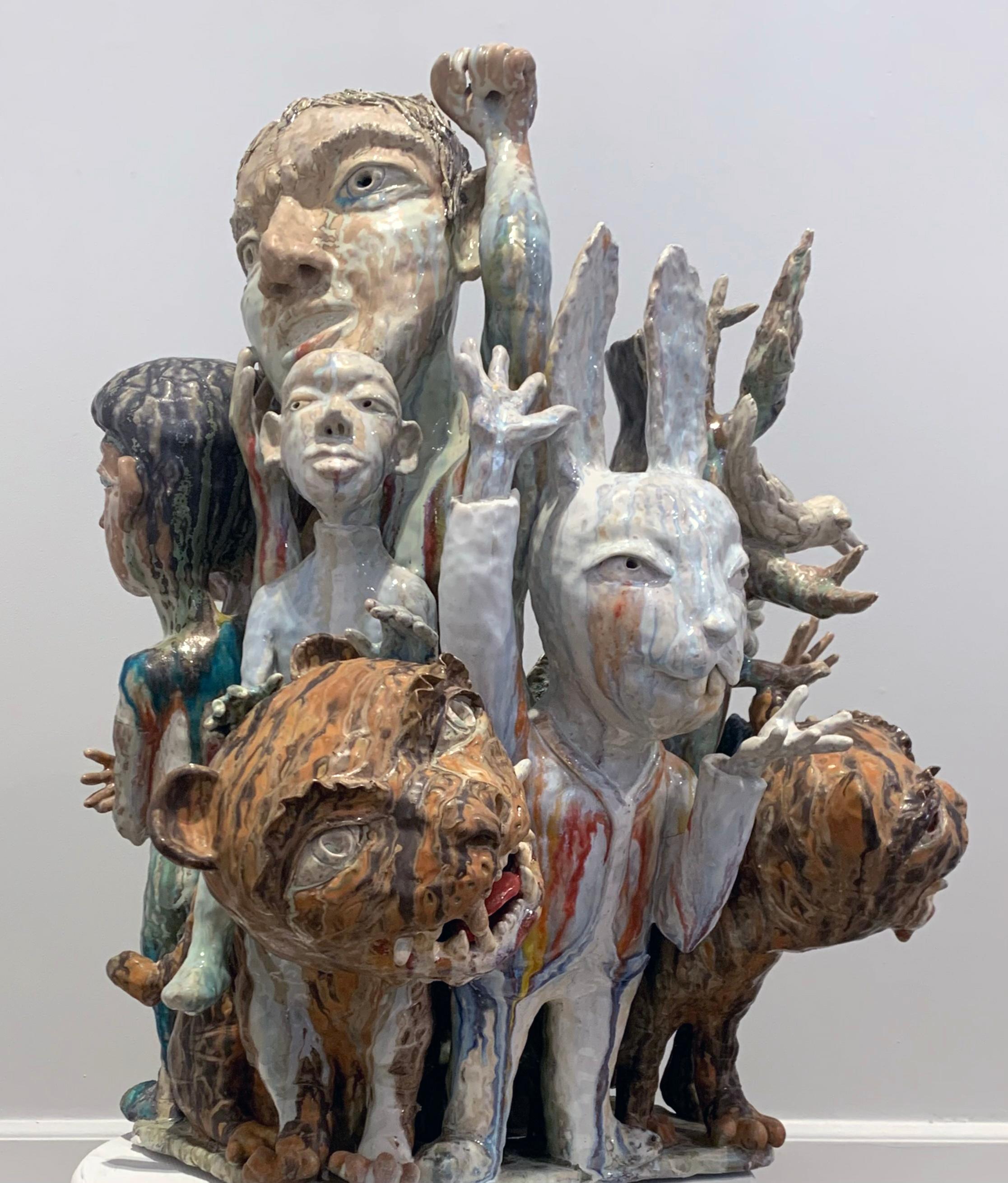 Les sculptures en céramique de SunKoo Yuh sont composées de groupes serrés de formes diverses, notamment de plantes, d'animaux, de poissons et de figures humaines. Si l'art coréen, le bouddhisme et les croyances confucéennes influencent certains