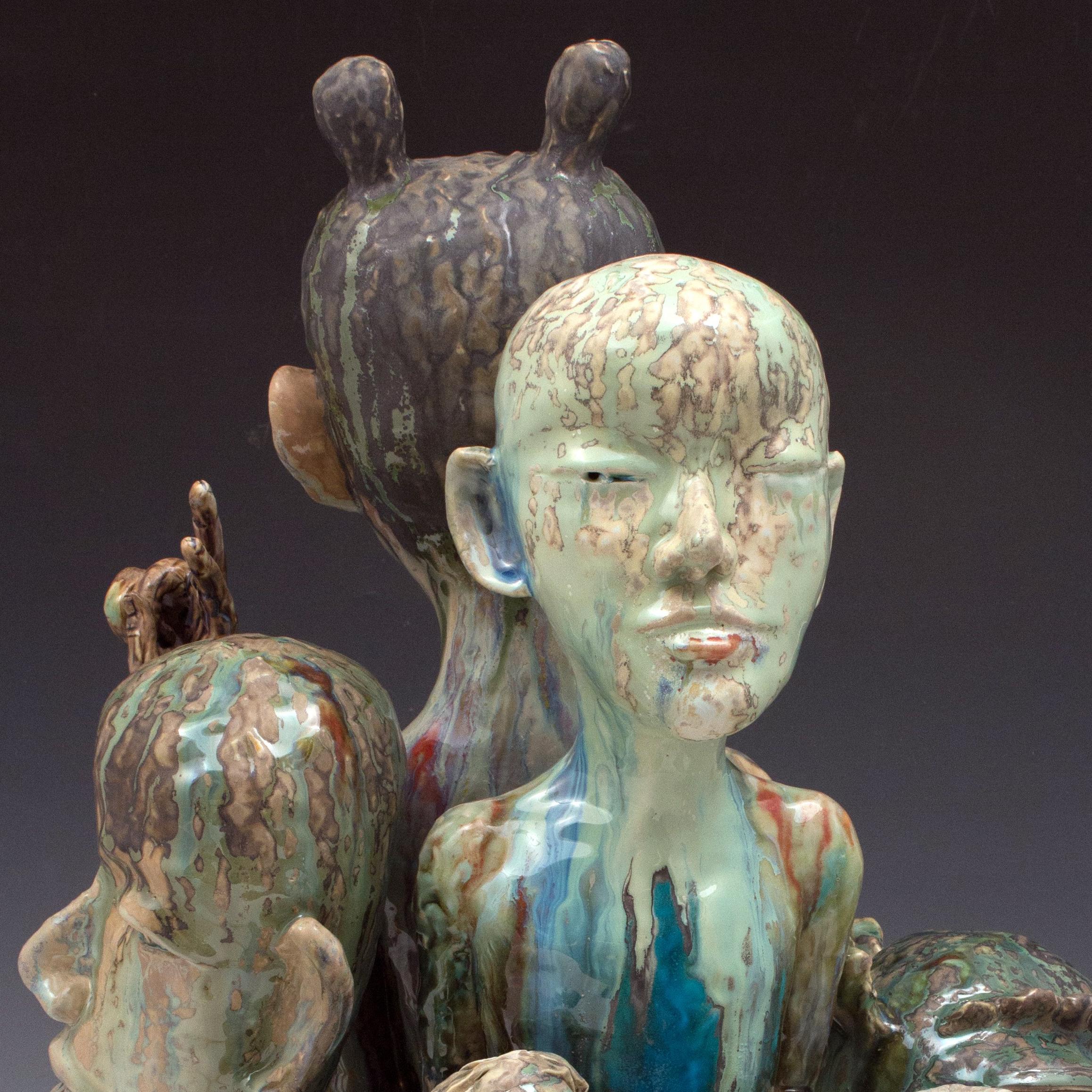 Die keramischen Skulpturen von SunKoo Yuh bestehen aus engen Gruppierungen verschiedener Formen, darunter Pflanzen, Tiere, Fische und menschliche Figuren. Während die koreanische Kunst, der Buddhismus und der konfuzianische Glaube einige Aspekte
