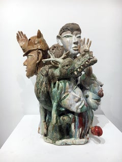"Time to Pray", scultura figurativa in porcellana con composizione e smalto dinamici