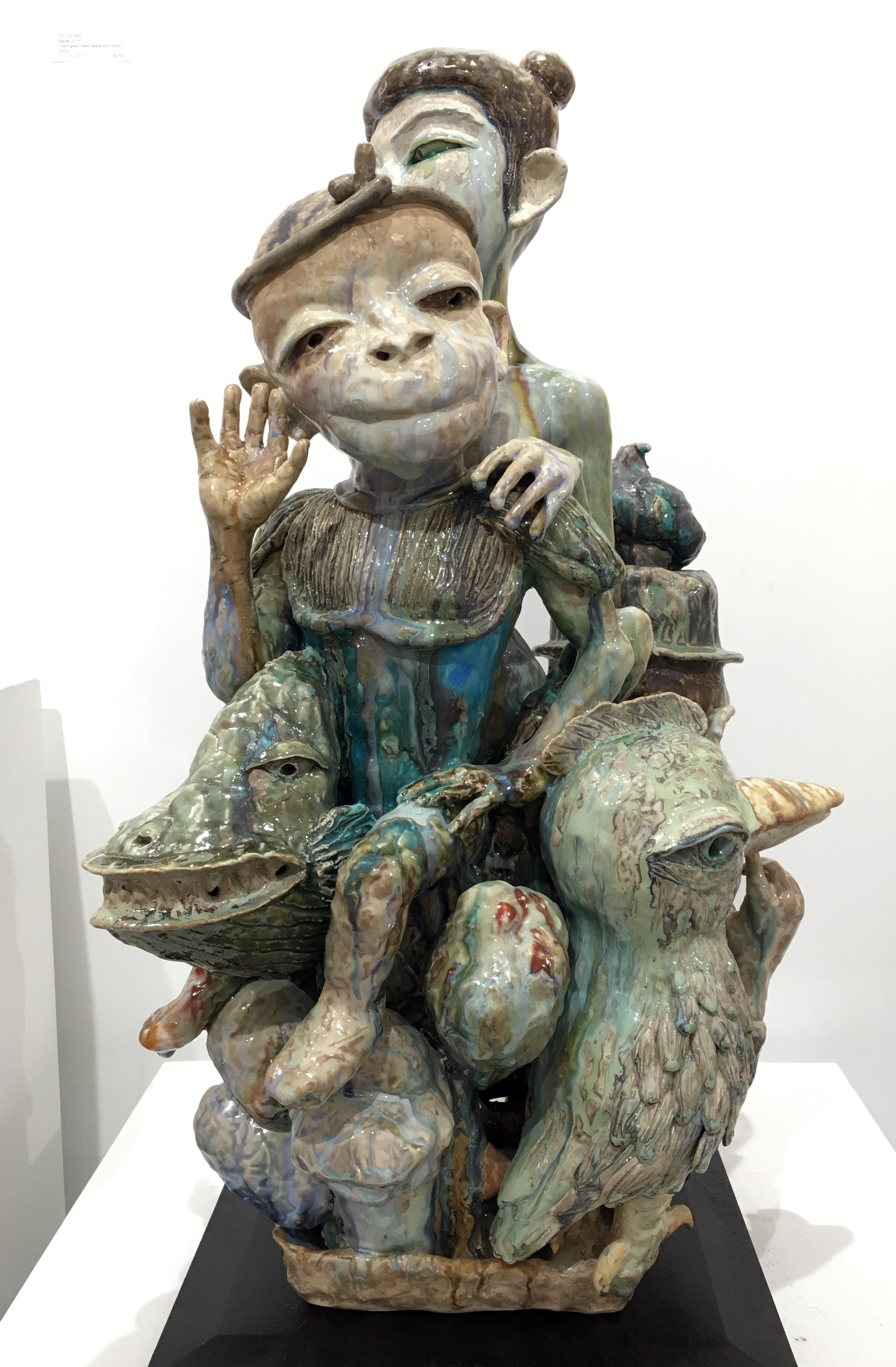 Les sculptures en céramique de SunKoo Yuh sont composées de groupes serrés de formes diverses, notamment de plantes, d'animaux, de poissons et de figures humaines. Si l'art coréen, le bouddhisme et les croyances confucéennes influencent certains