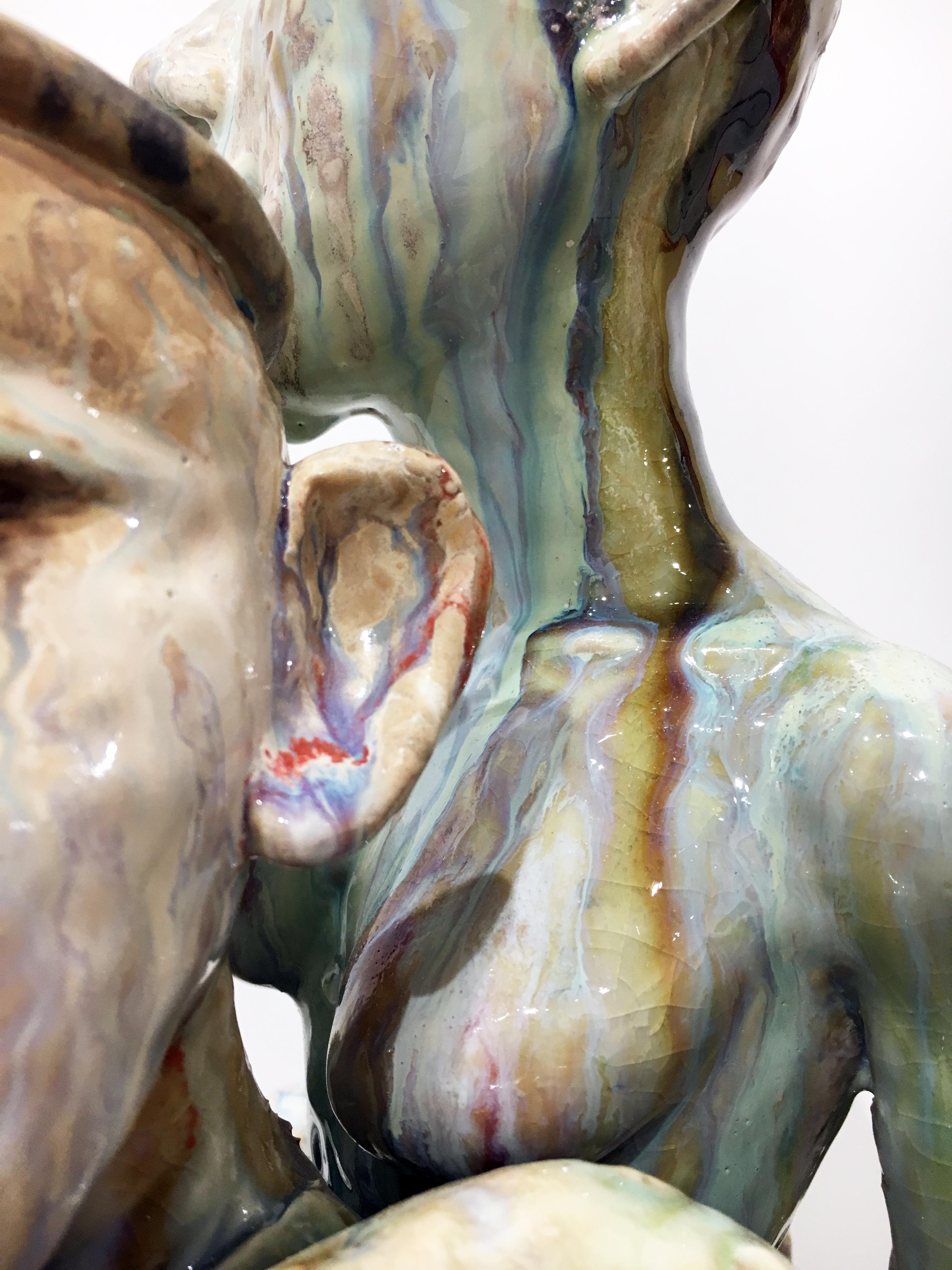 Les sculptures en céramique de SunKoo Yuh sont composées de groupes serrés de formes diverses, notamment de plantes, d'animaux, de poissons et de figures humaines. Si l'art coréen, le bouddhisme et les croyances confucéennes influencent certains