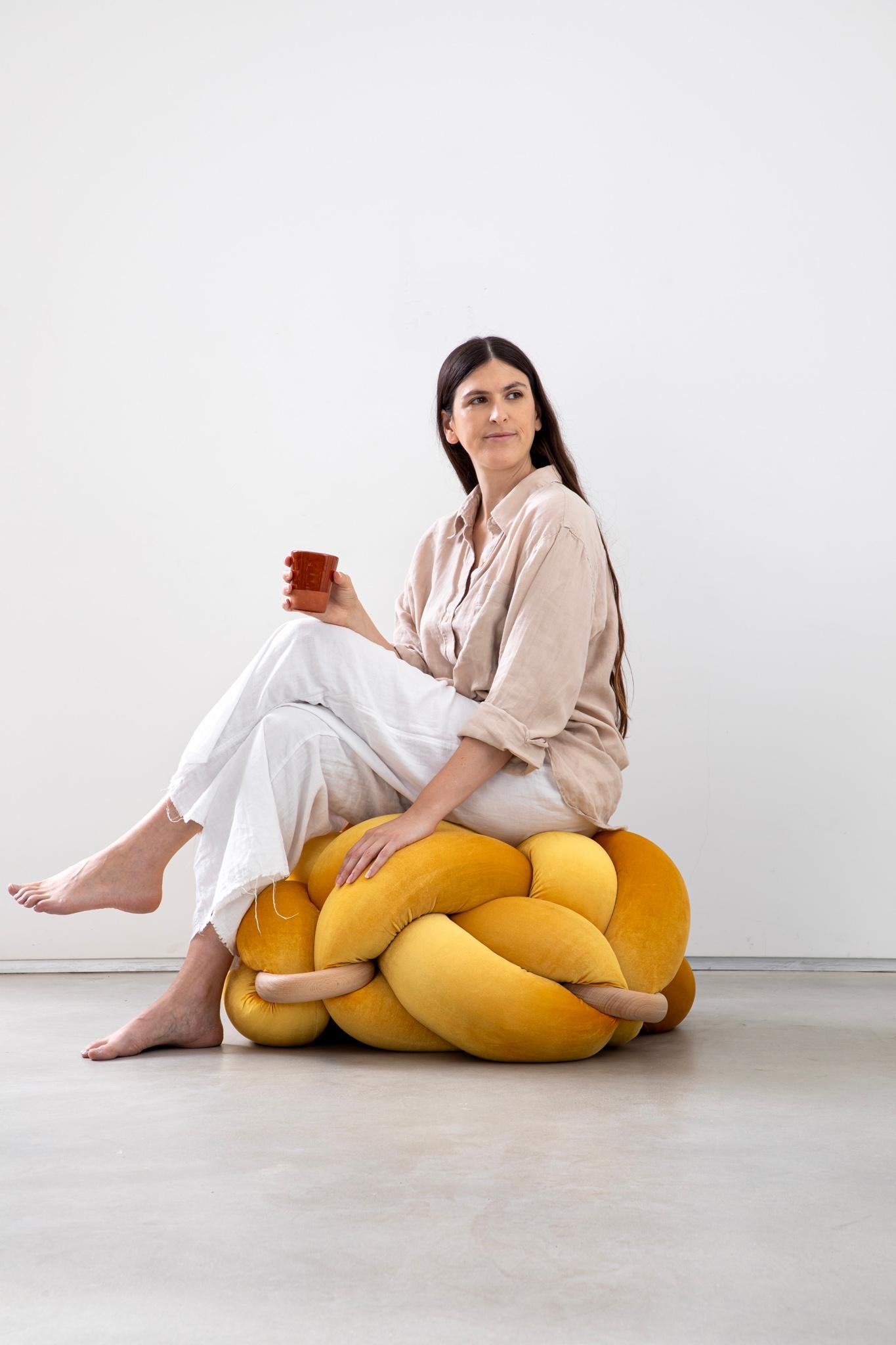 Ajoutez une touche de style à votre intérieur avec l'aide de nos magnifiques poufs au sol. Ces ottomans sont à la fois beaux et fonctionnels et constituent un objet de conversation parfait. 
Taille : 75X75 cm / 30X30 inch
Hauteur : 35 cm