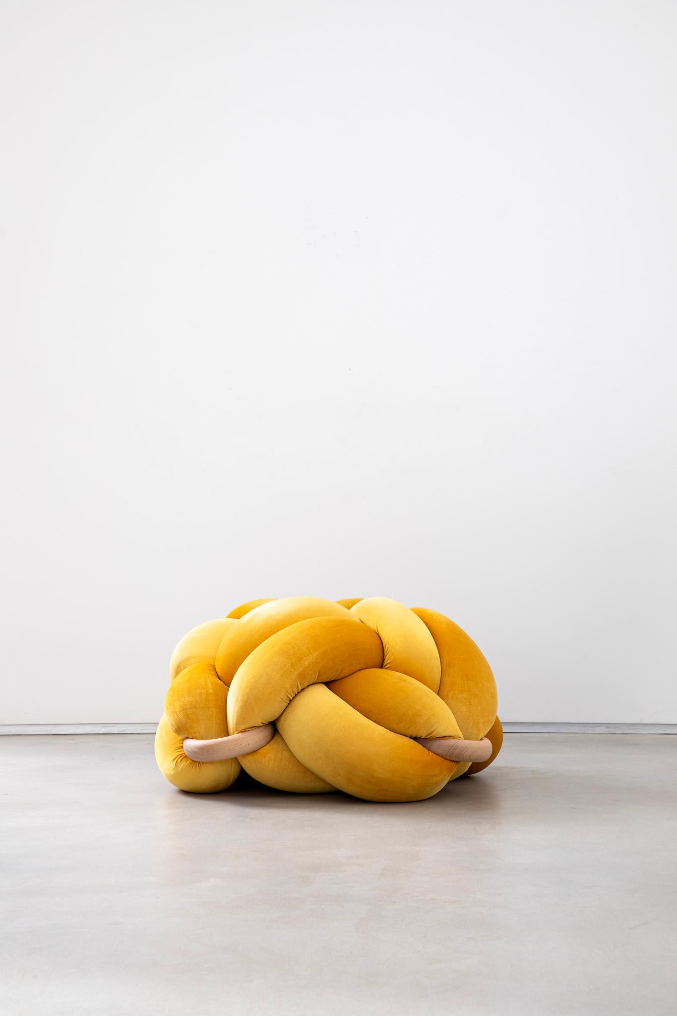 Israélien Pouf Sunlight jaune à nœuds 30X30 pouces fait à la main par Knots Studio en vente