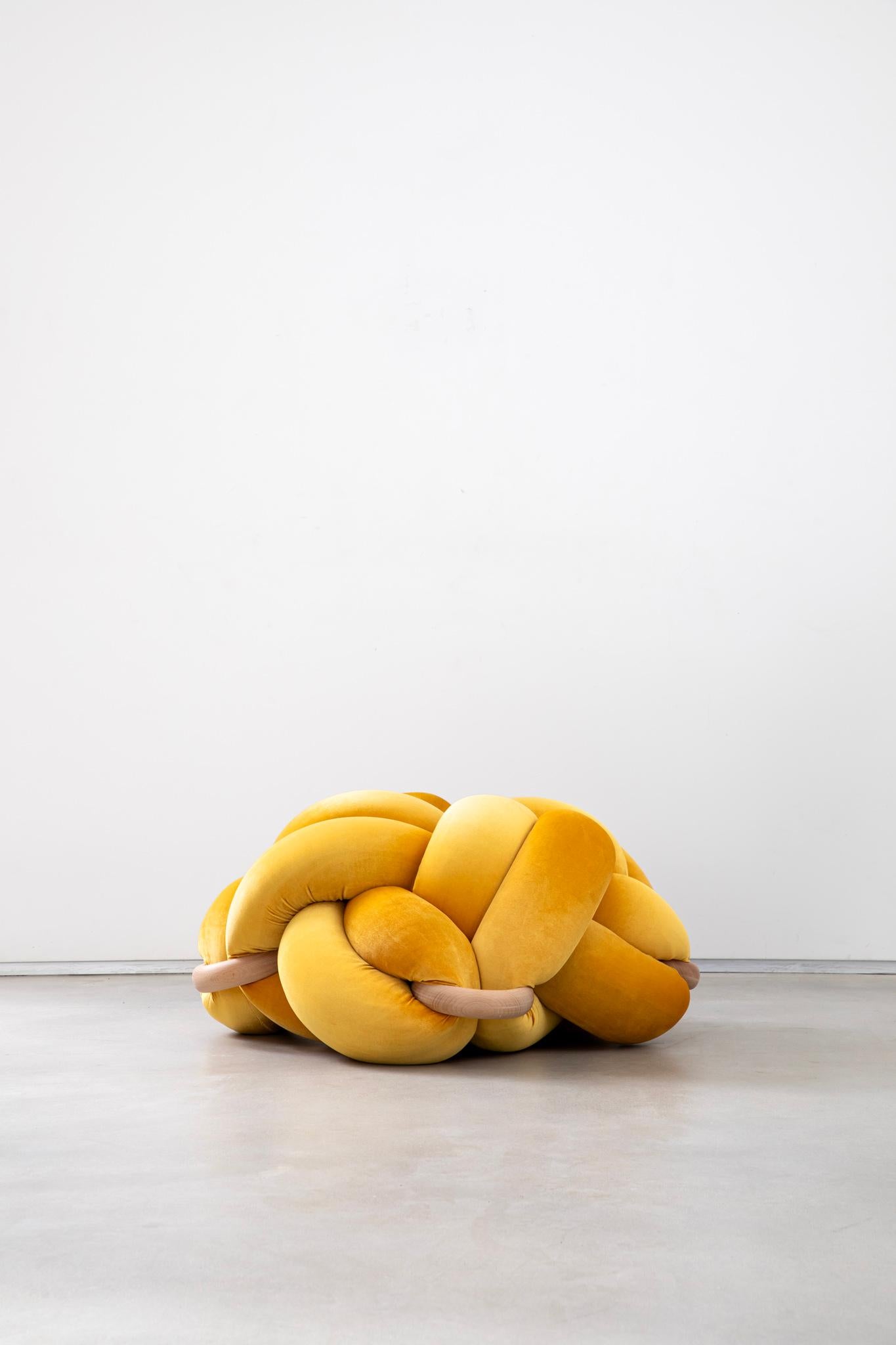 Noué à la main Pouf Sunlight jaune à nœuds 30X30 pouces fait à la main par Knots Studio en vente