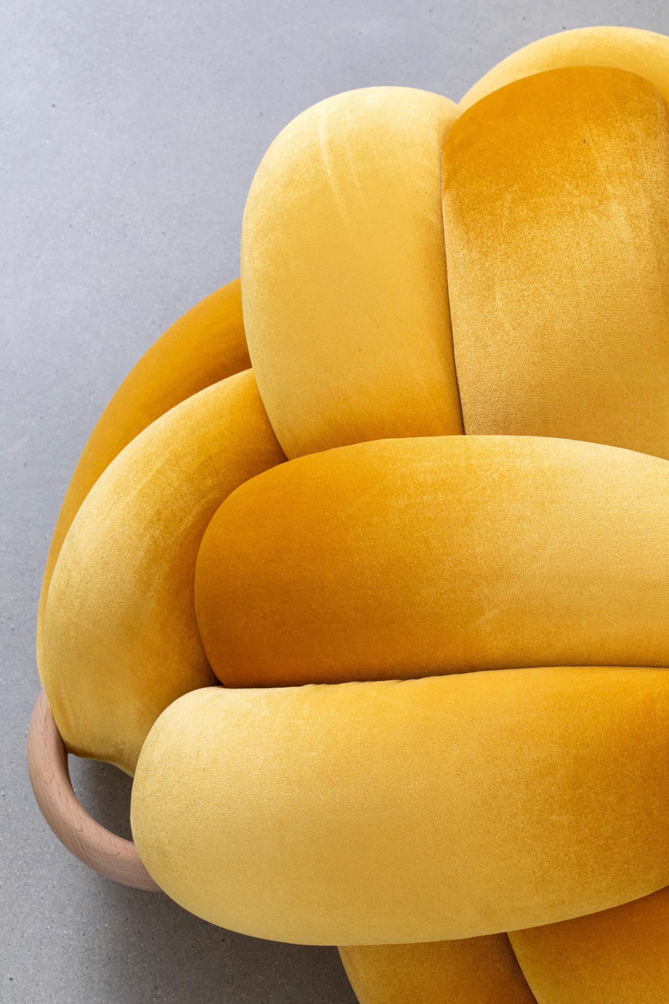 Pouf Sunlight jaune à nœuds 30X30 pouces fait à la main par Knots Studio Neuf - En vente à Tel Aviv, IL