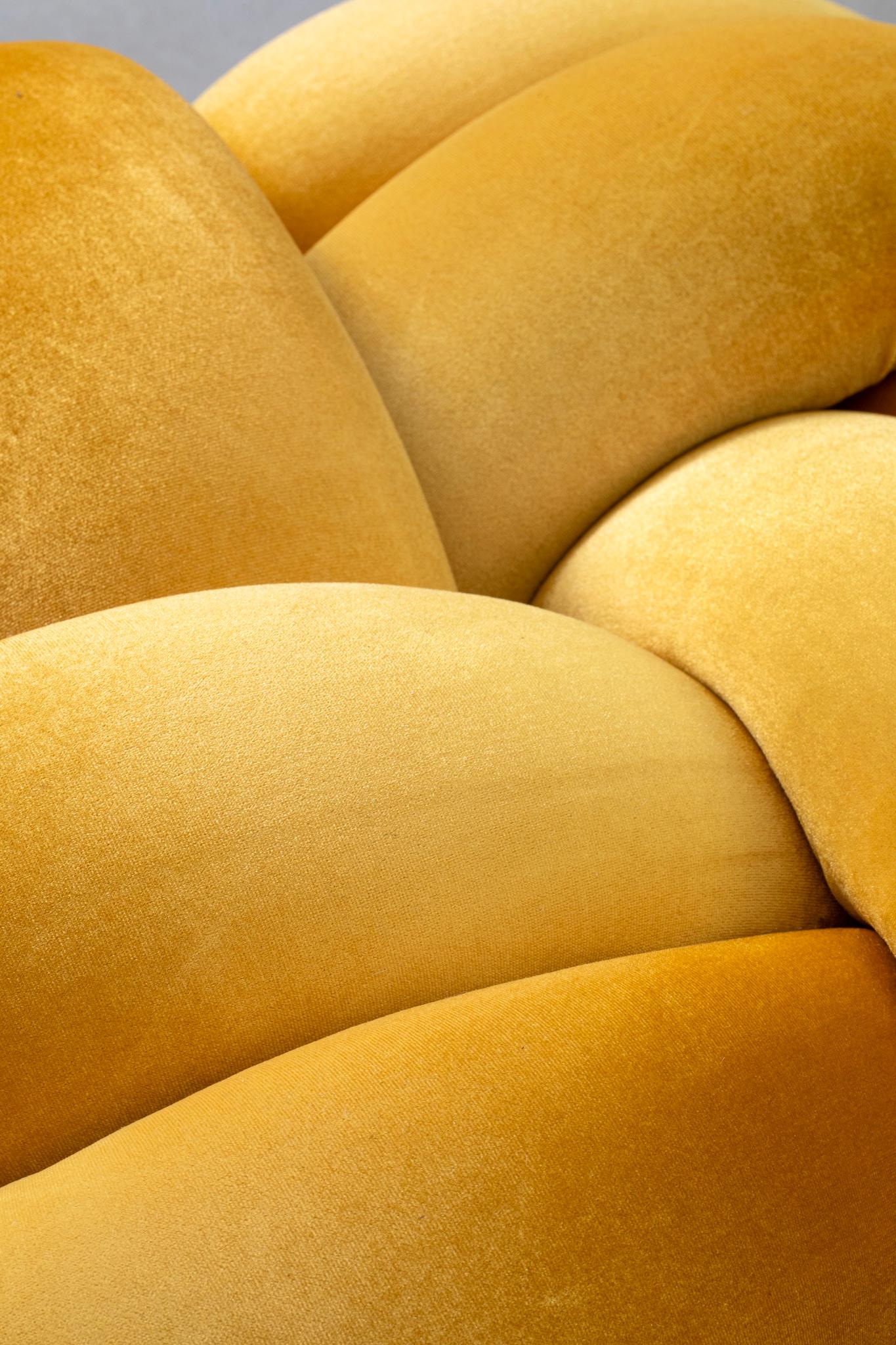 XXIe siècle et contemporain Pouf Sunlight jaune à nœuds 30X30 pouces fait à la main par Knots Studio en vente
