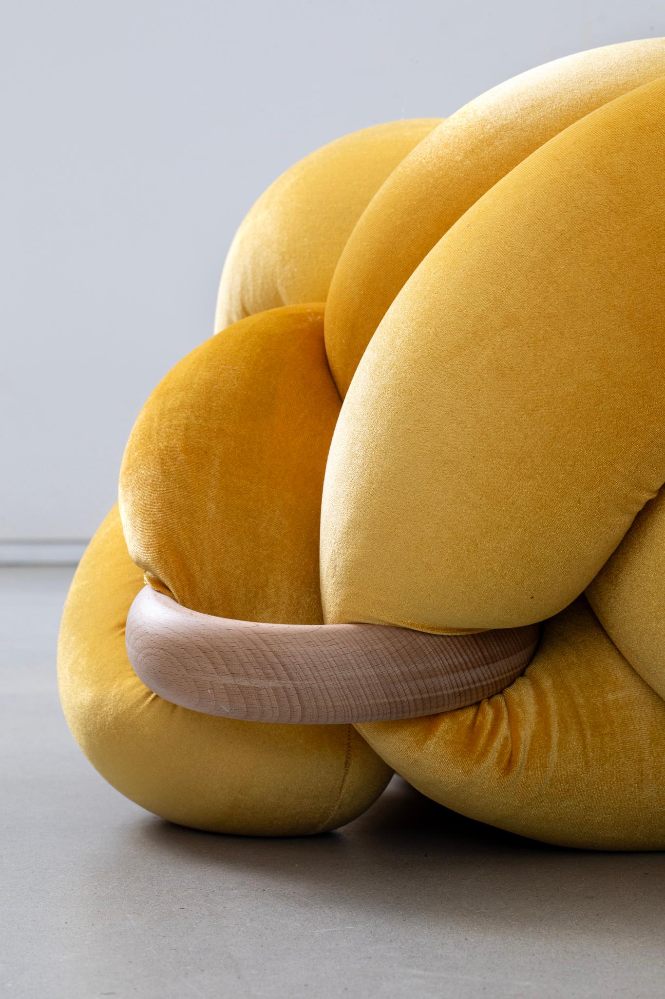 Tissu d'ameublement Pouf Sunlight jaune à nœuds 30X30 pouces fait à la main par Knots Studio en vente