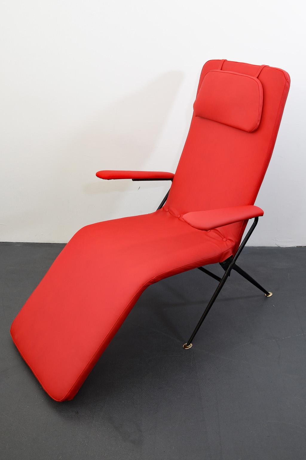 Mid-Century Modern Sunlounger / Deckchair in Red, Chaise Lounge / Capri Lounger, Italy, 1950s For Sale