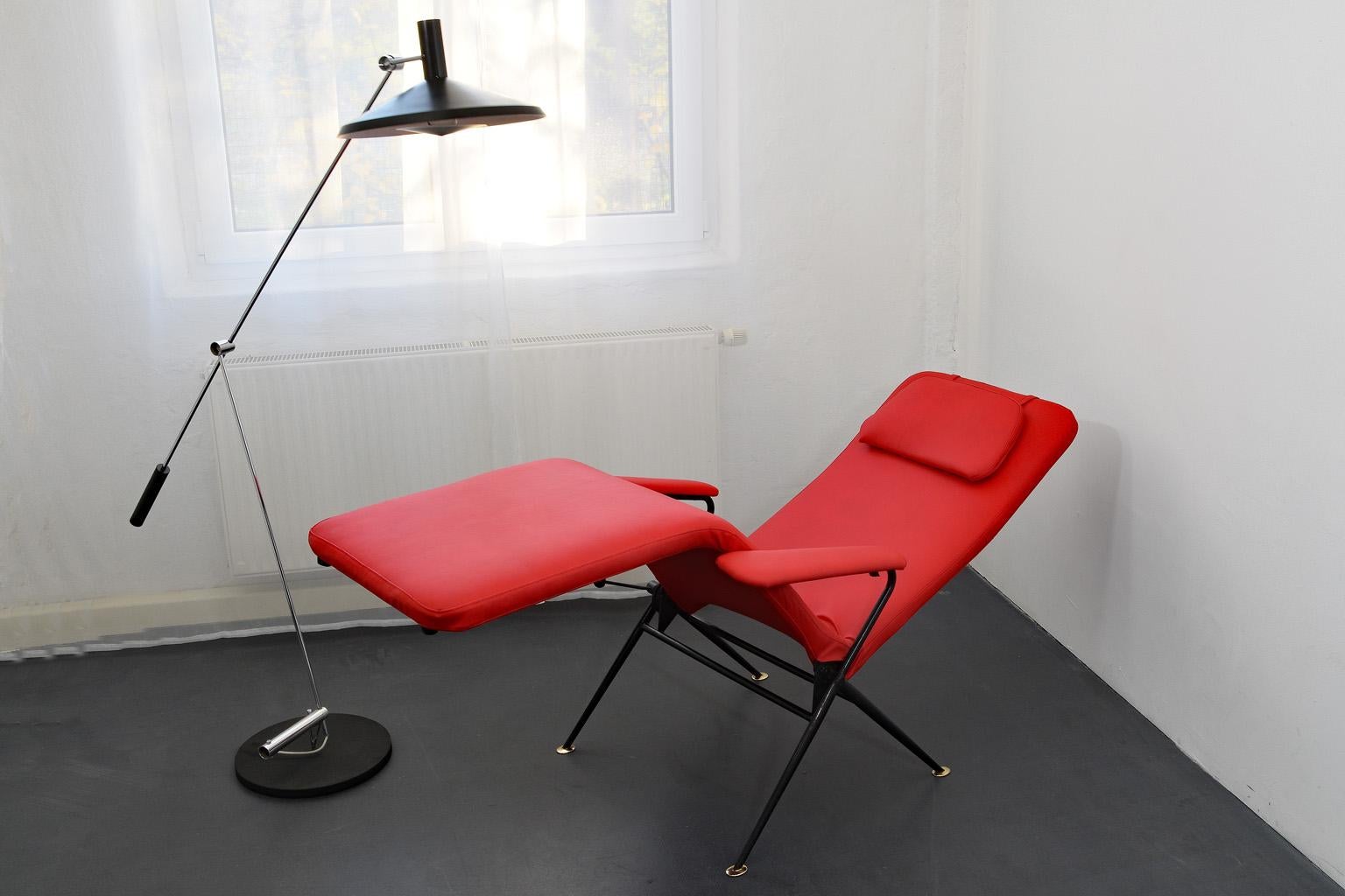 Mid-20th Century Sunlounger / Deckchair in Red, Chaise Lounge / Capri Lounger, Italy, 1950s For Sale