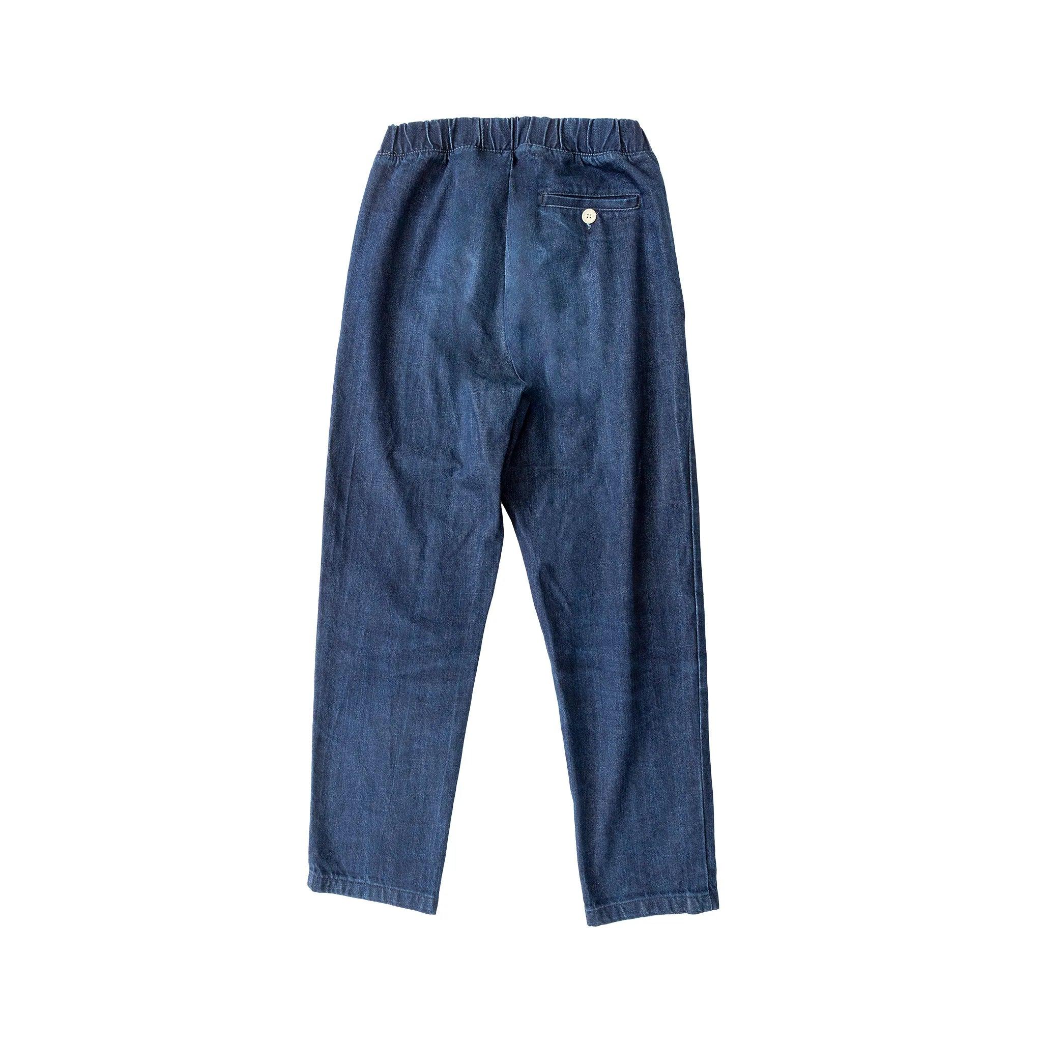 Pantalón vaquero azul oscuro Sunnei con cintura elástica, corte ligeramente holgado, cierre de botón y un bolsillo trasero. La comodidad se une a un estilo moderno y relajado.
 Observaciones: hay algunas costuras sueltas. 
 Material: 100% Algodón 
